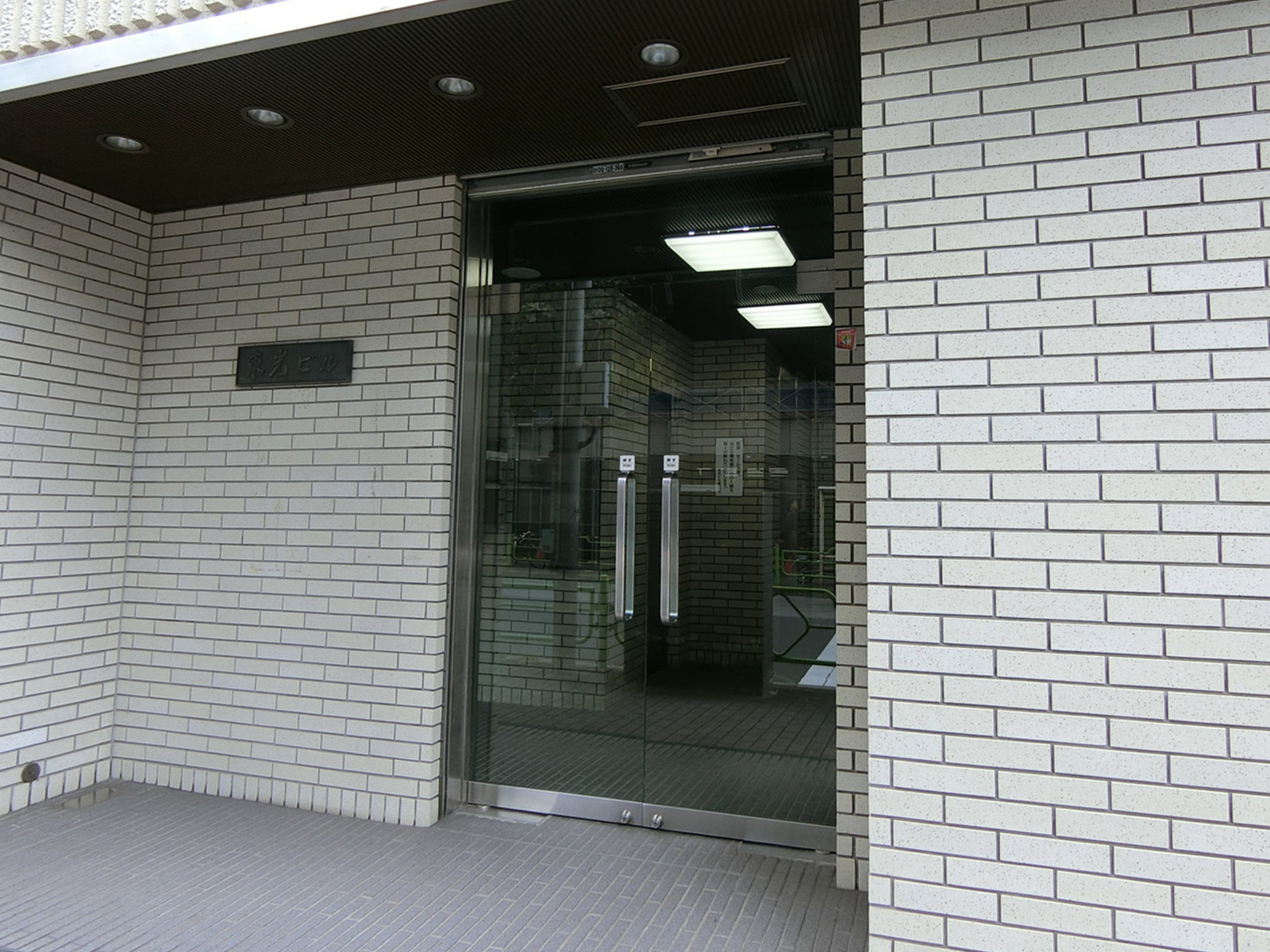 オフィスビル出入り口
