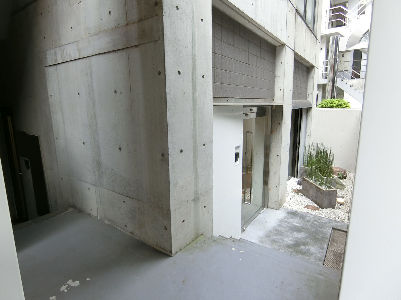 オフィスビル出入口