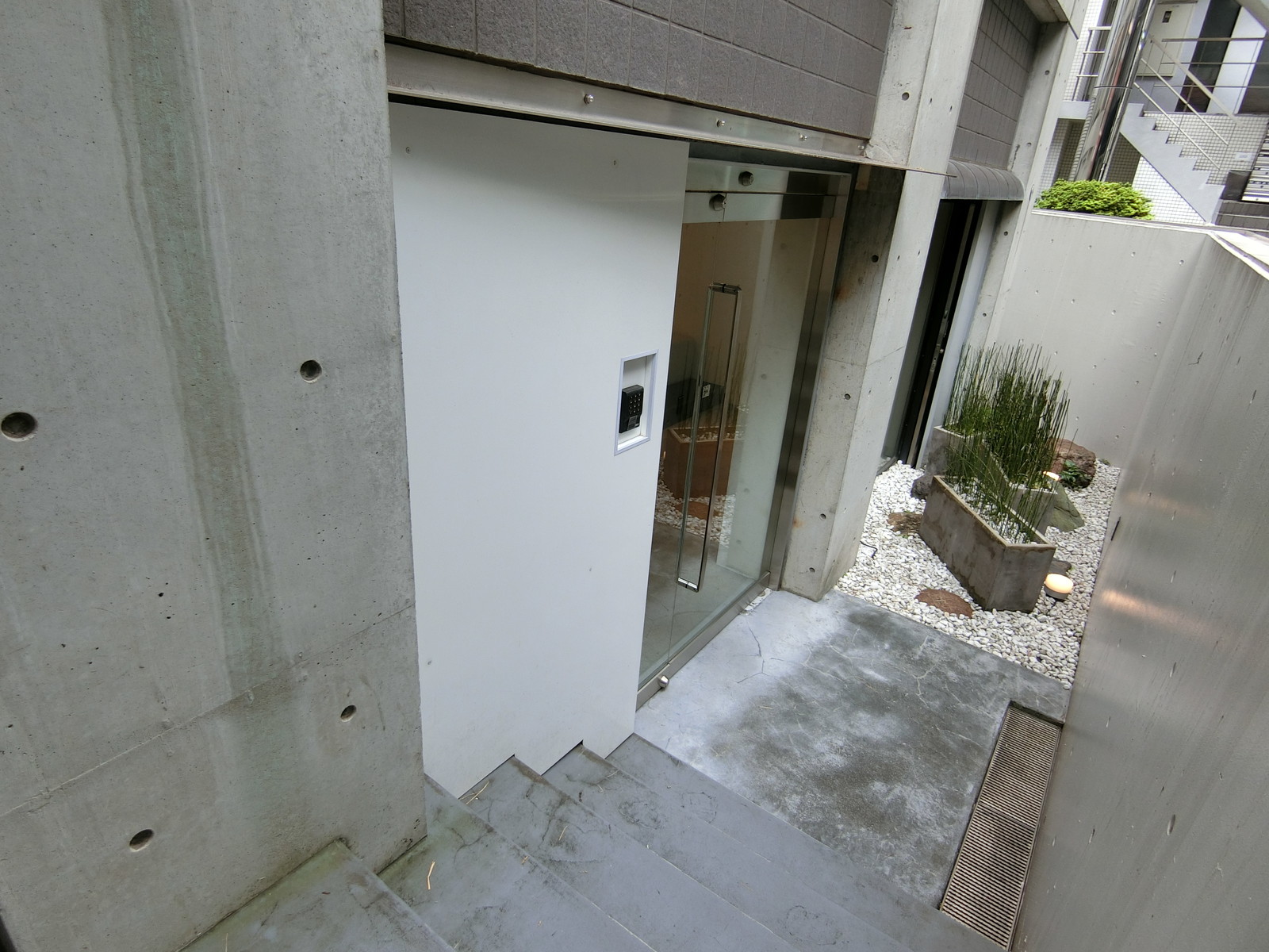 テナント出入口