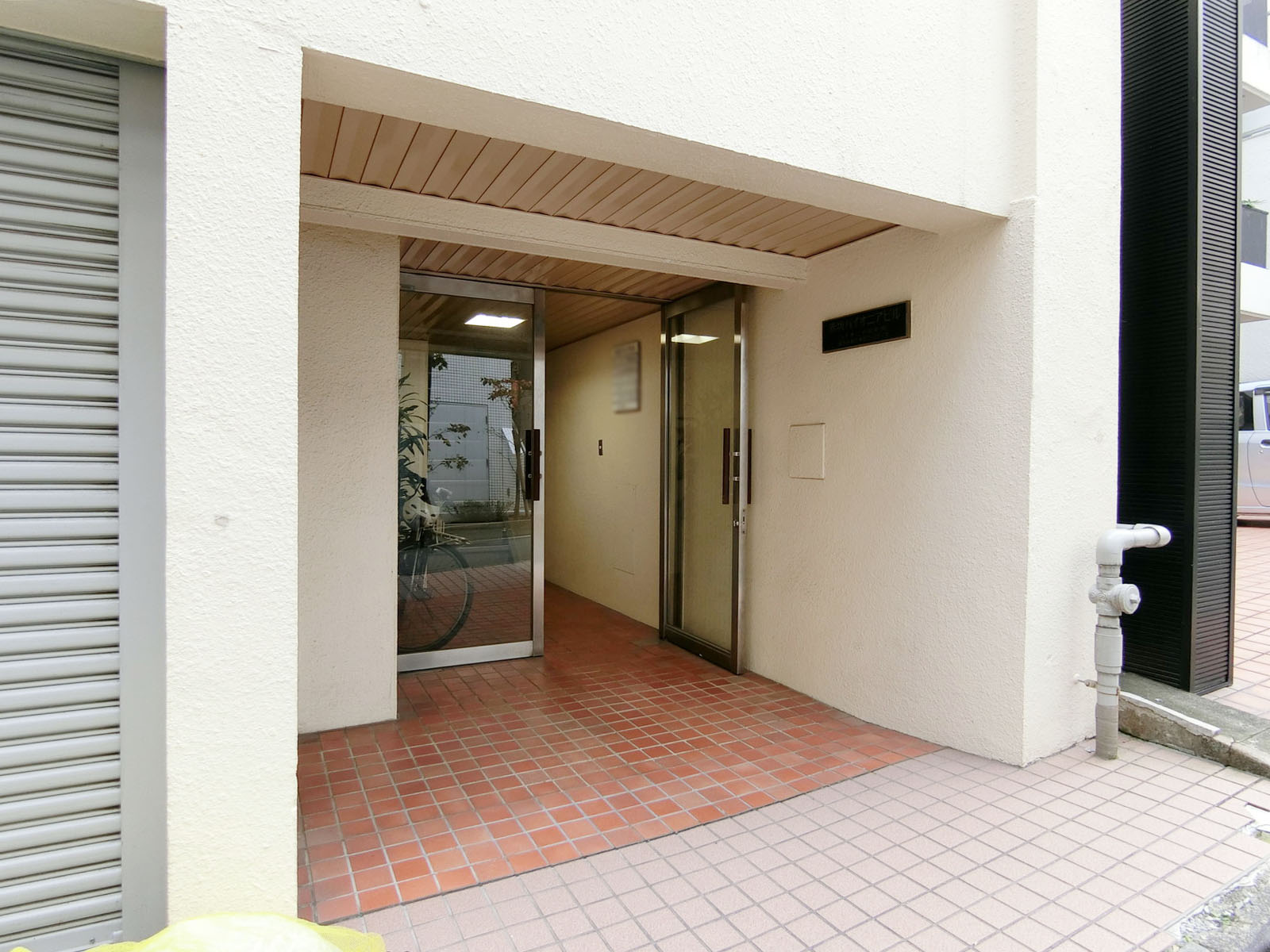 オフィスビル出入口