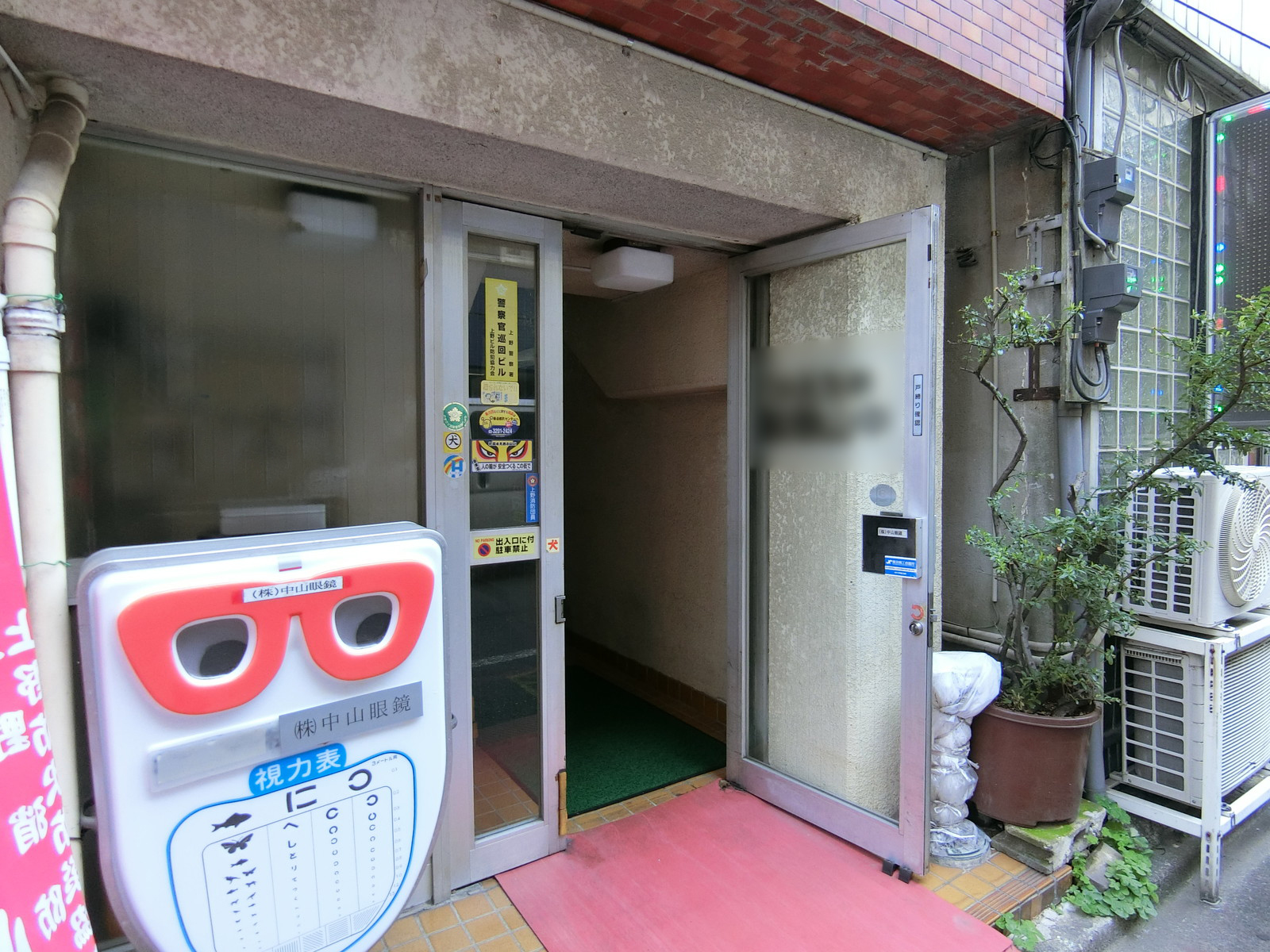 オフィスビル入り口