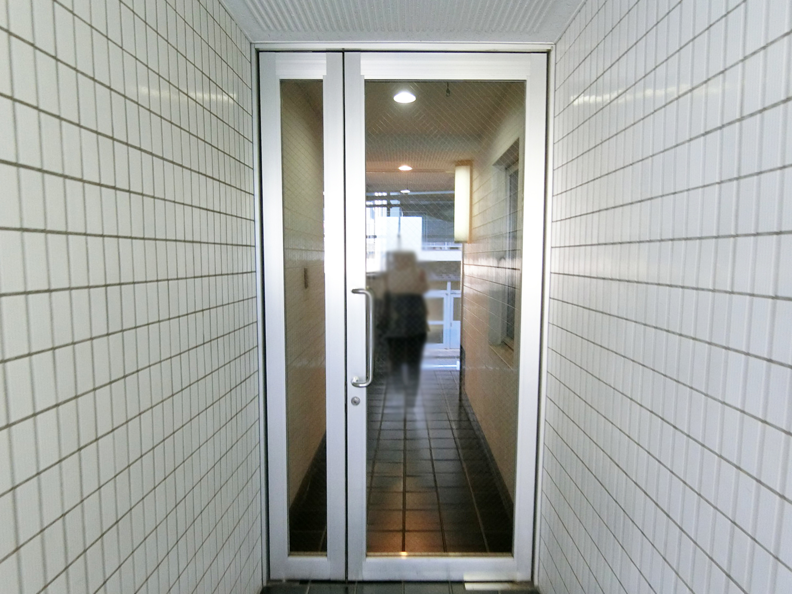 オフィスビル出入口