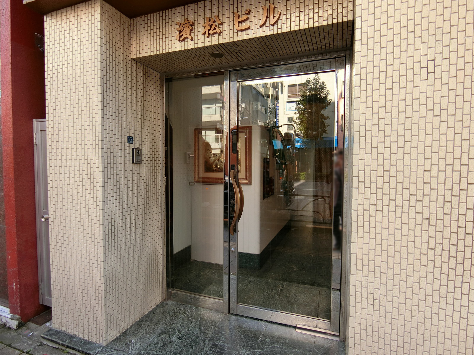 オフィスビル入り口