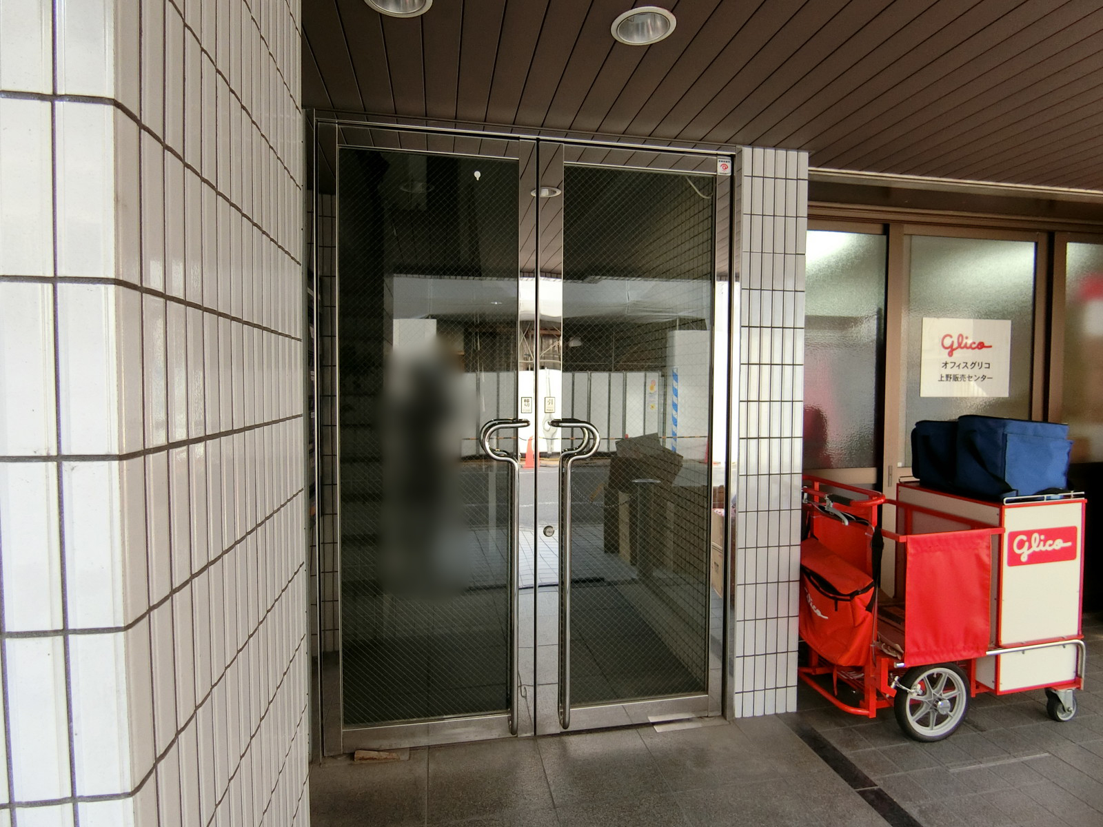 オフィスビル入り口