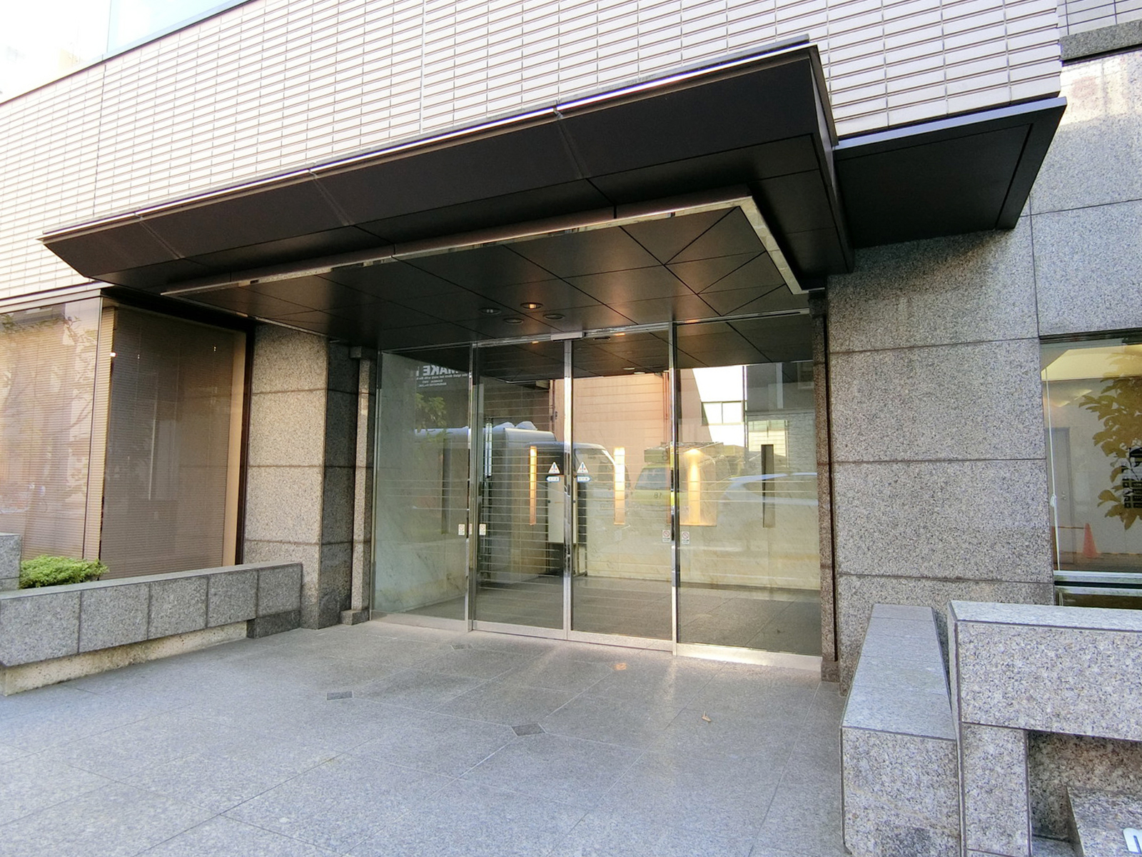 オフィスビル出入口