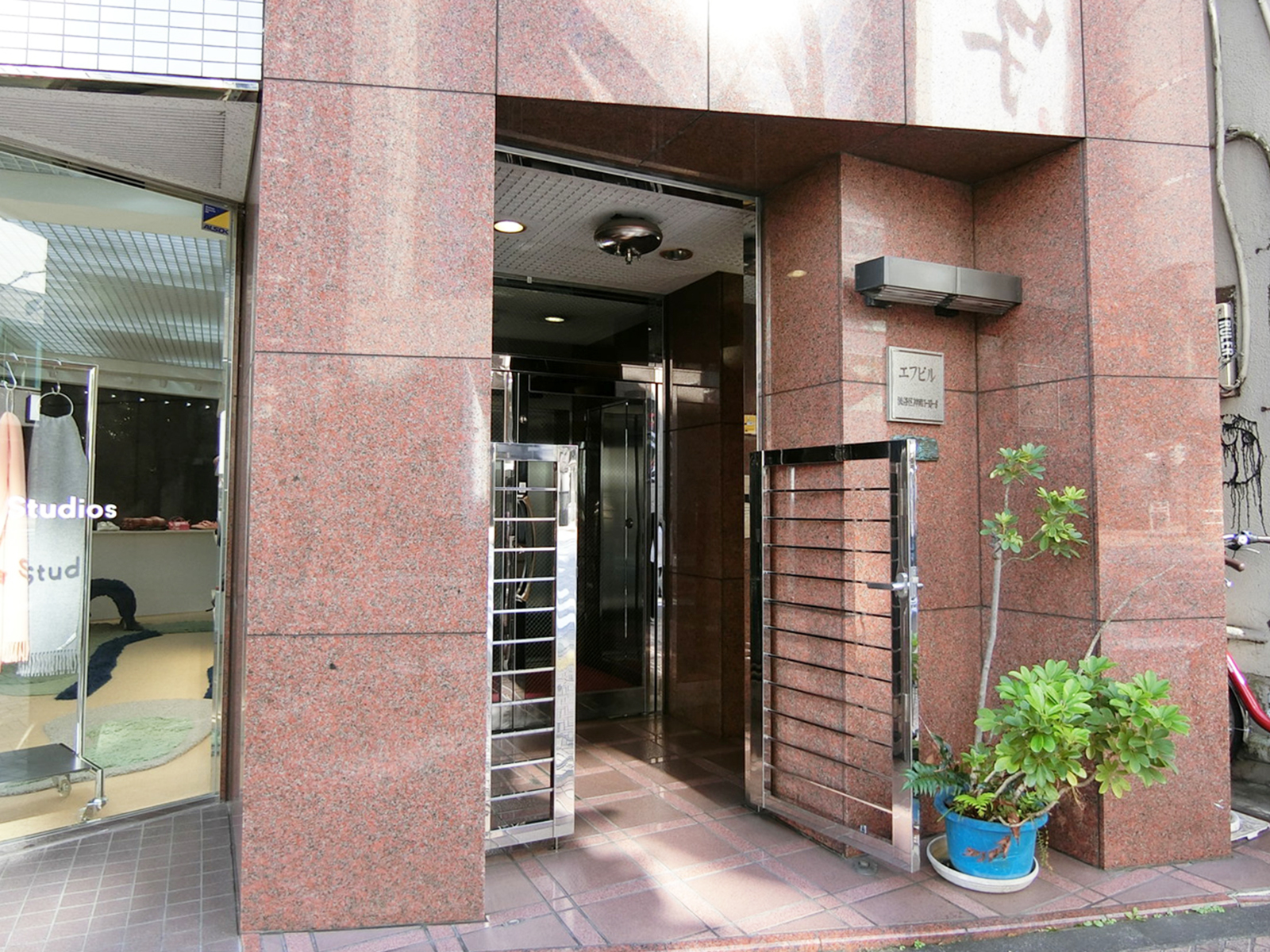 オフィスビル出入口