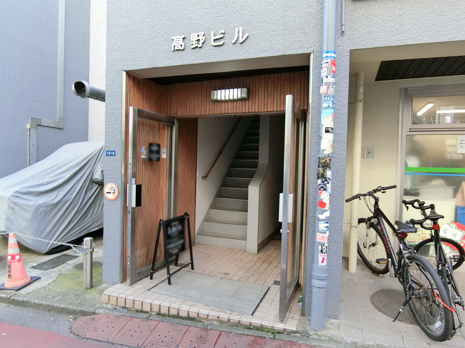 オフィスビル出入口