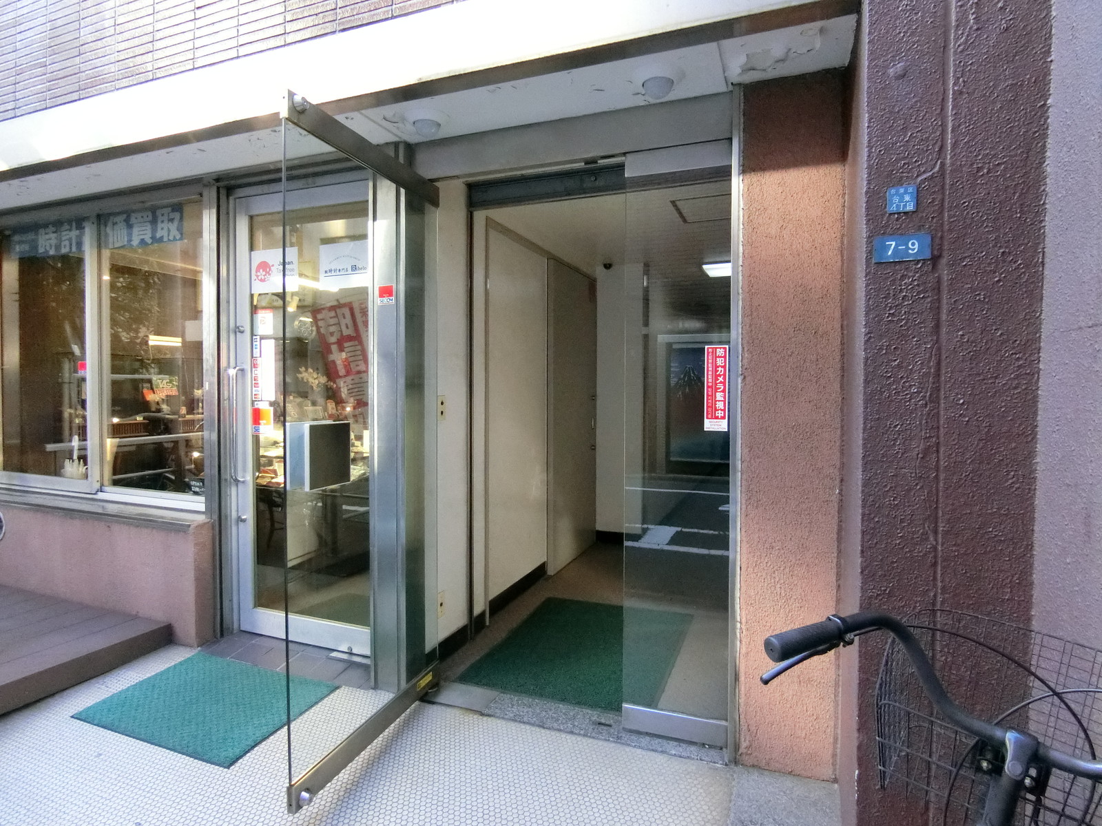 オフィスビル出入口