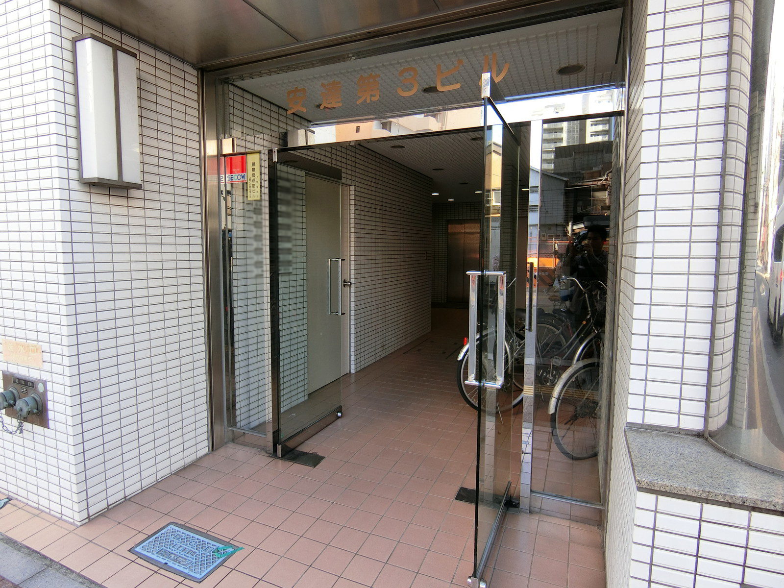 オフィスビル入り口
