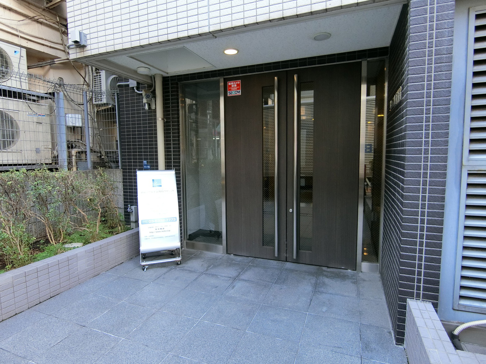 オフィスビル出入口