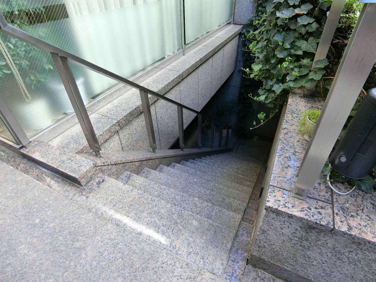 地下は飲食店