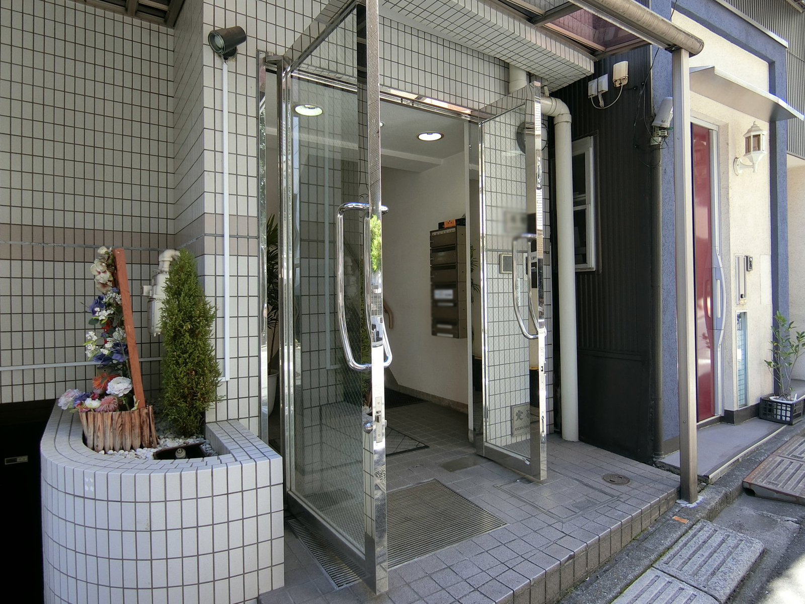 オフィスビル出入口