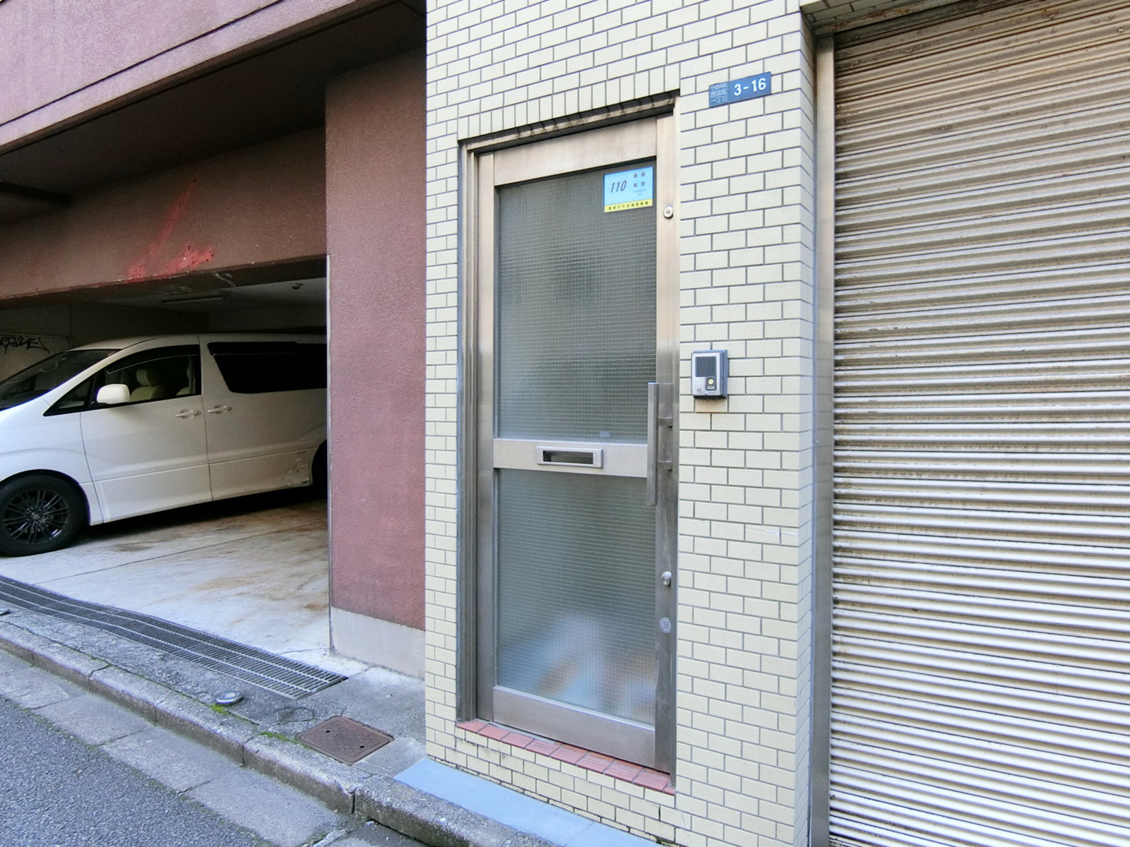 オフィスビル出入り口