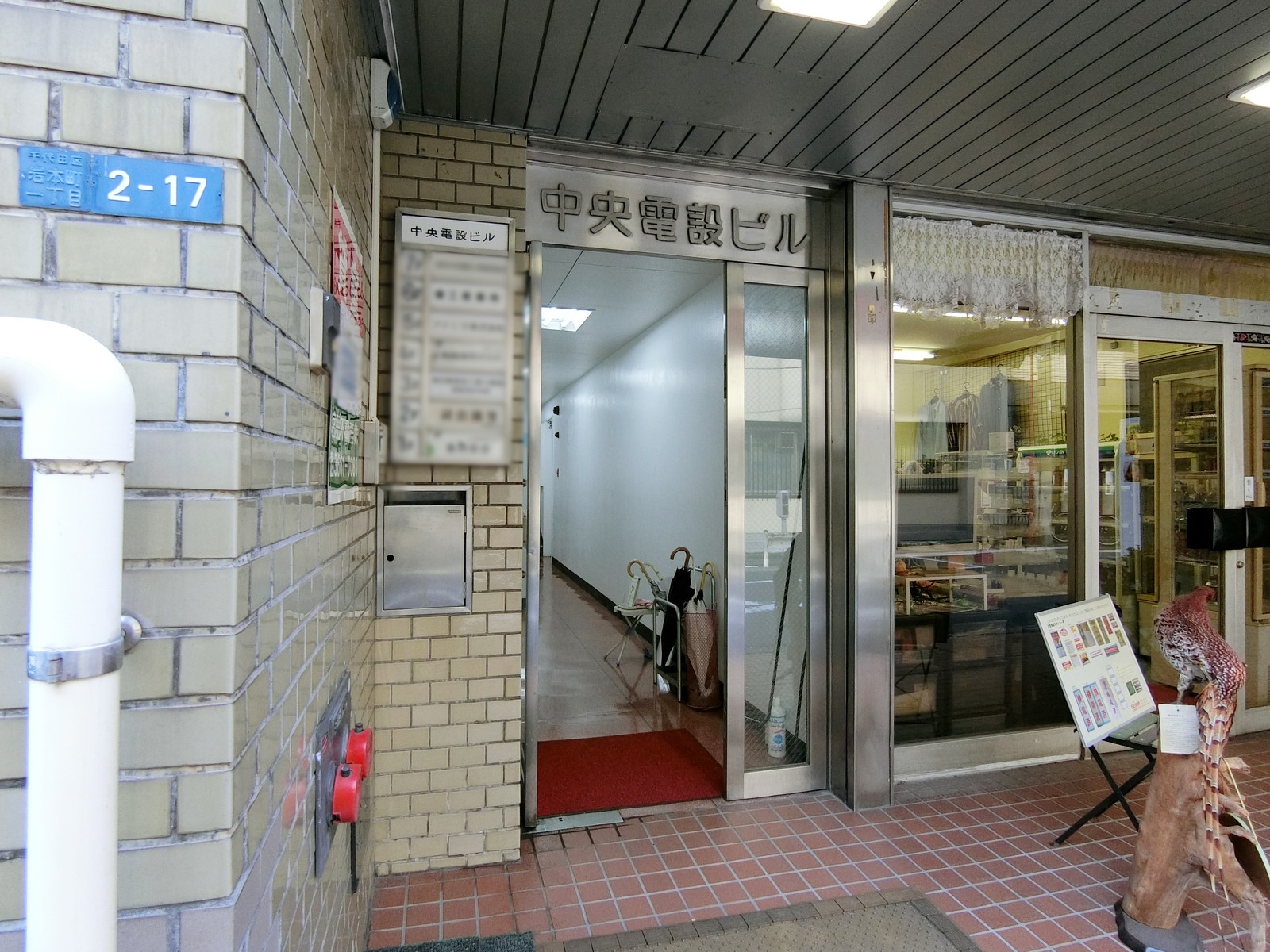 オフィスビル出入り口