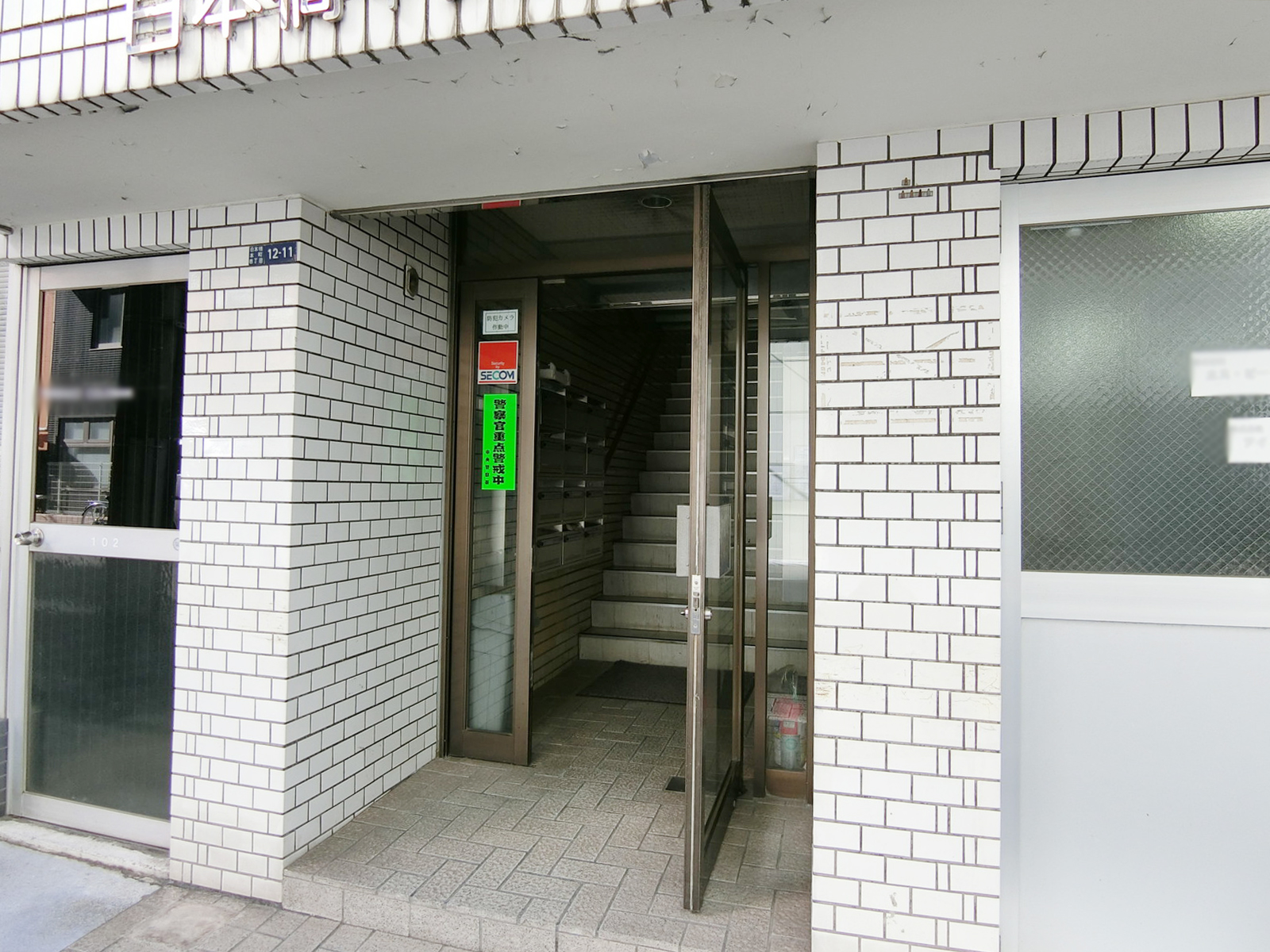 オフィスビル出入り口