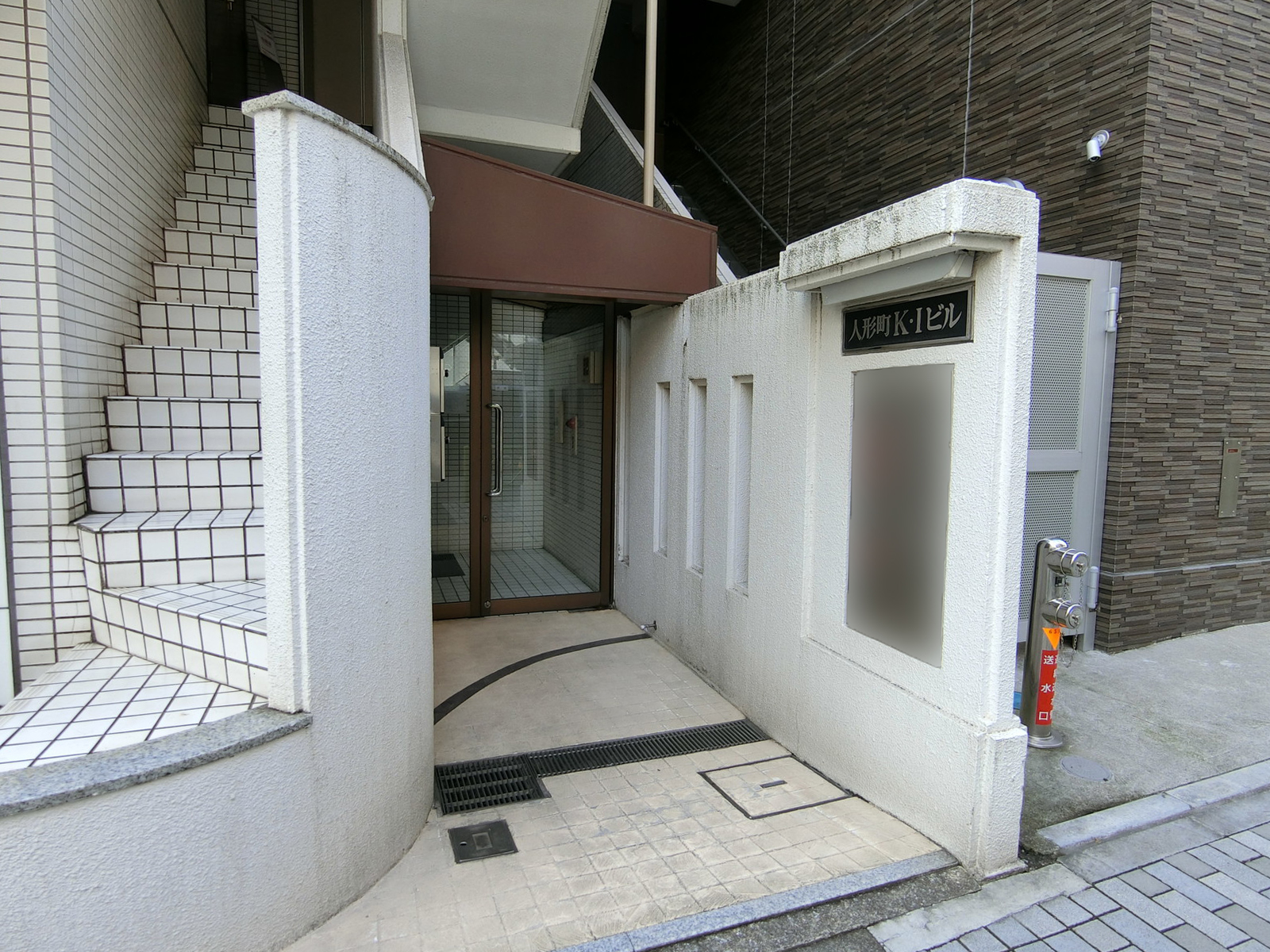 オフィスビル出入口