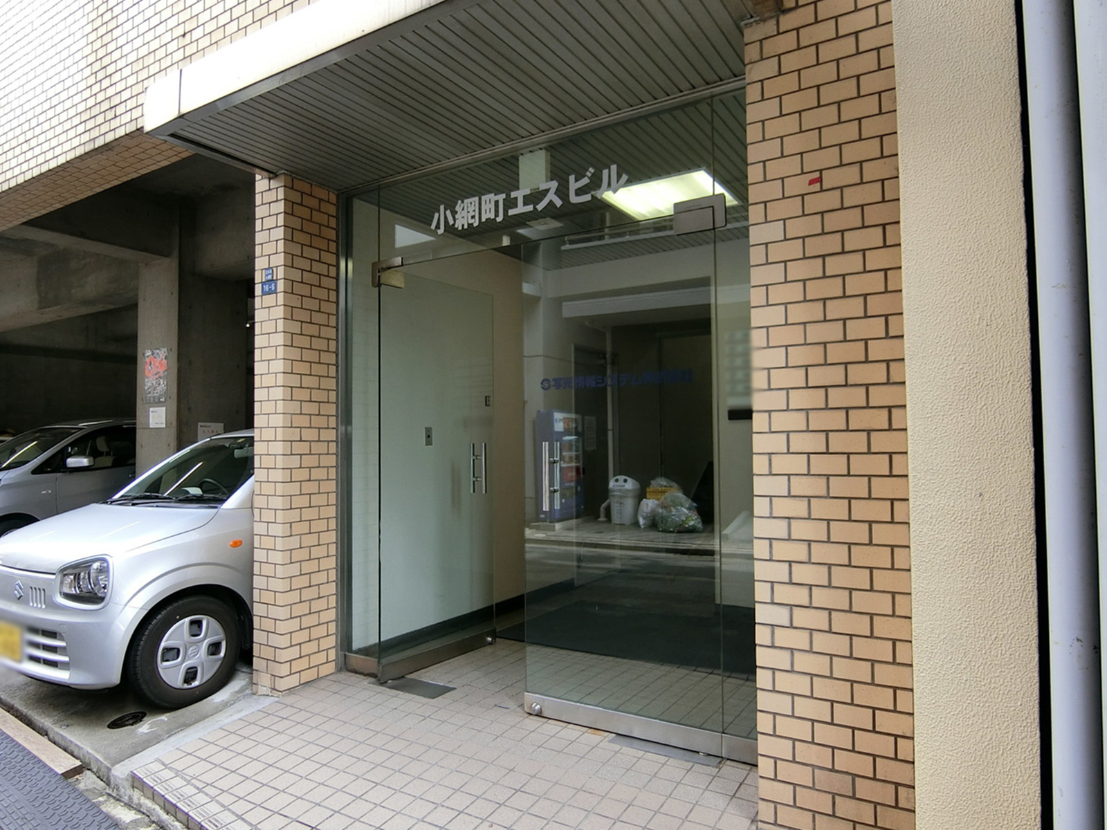 オフィスビル出入口