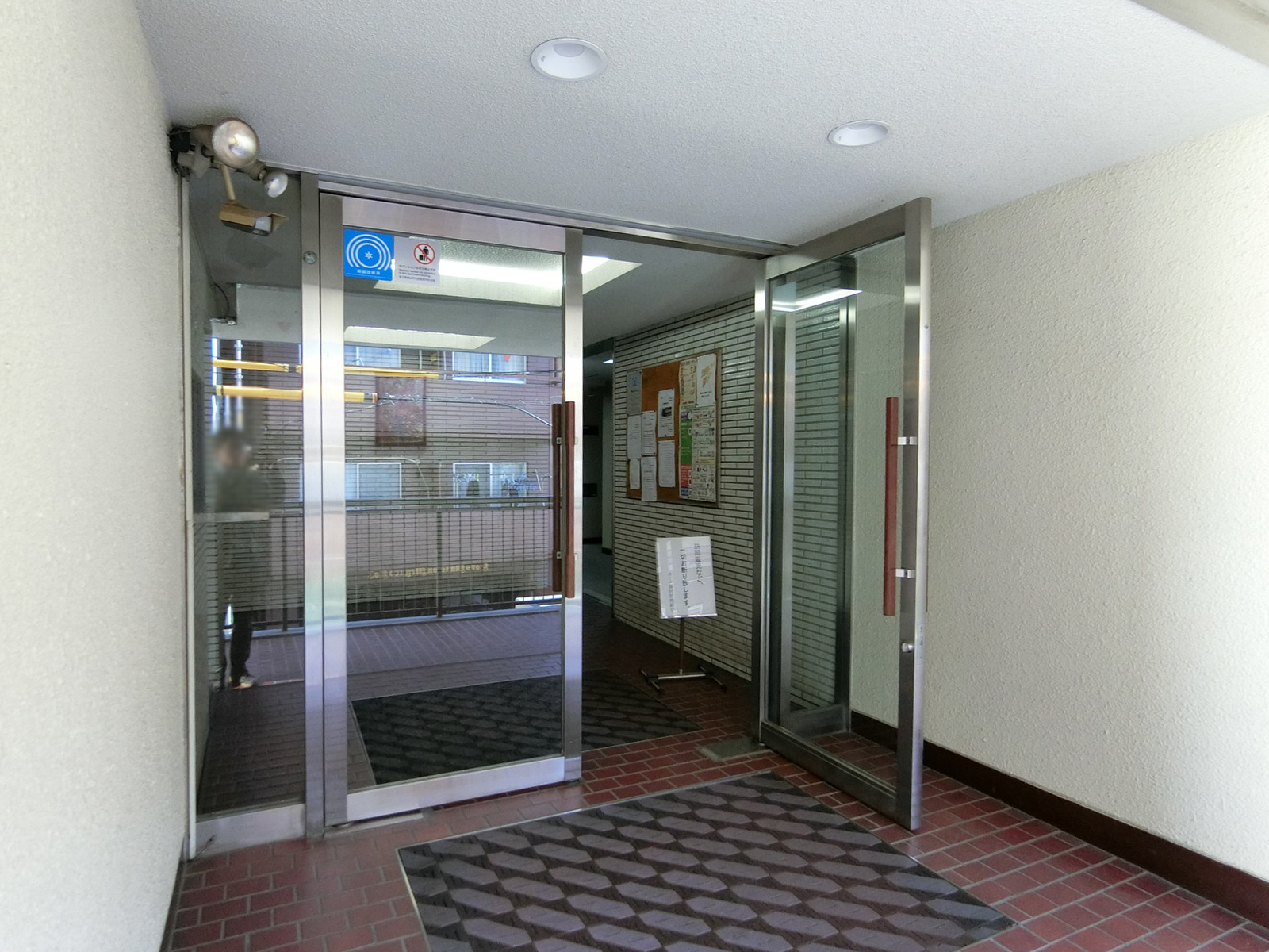 オフィスビル入り口