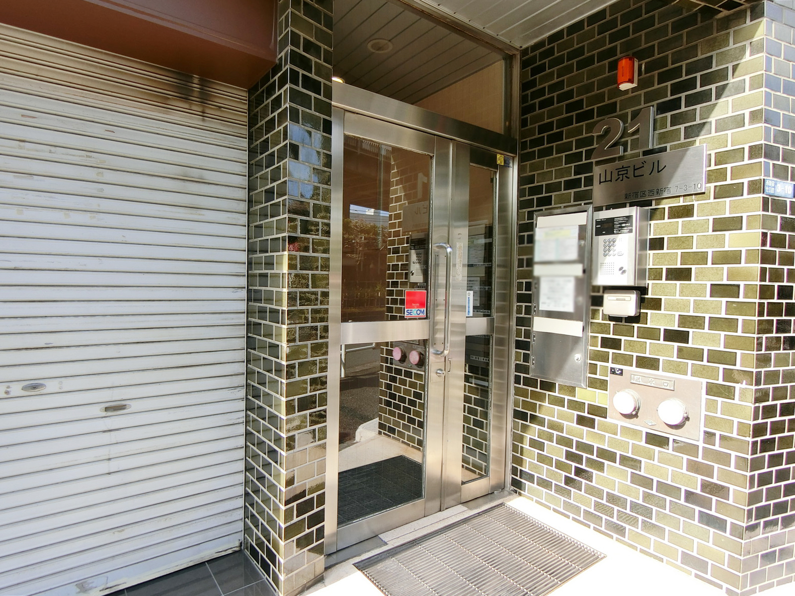 オフィスビル出入口