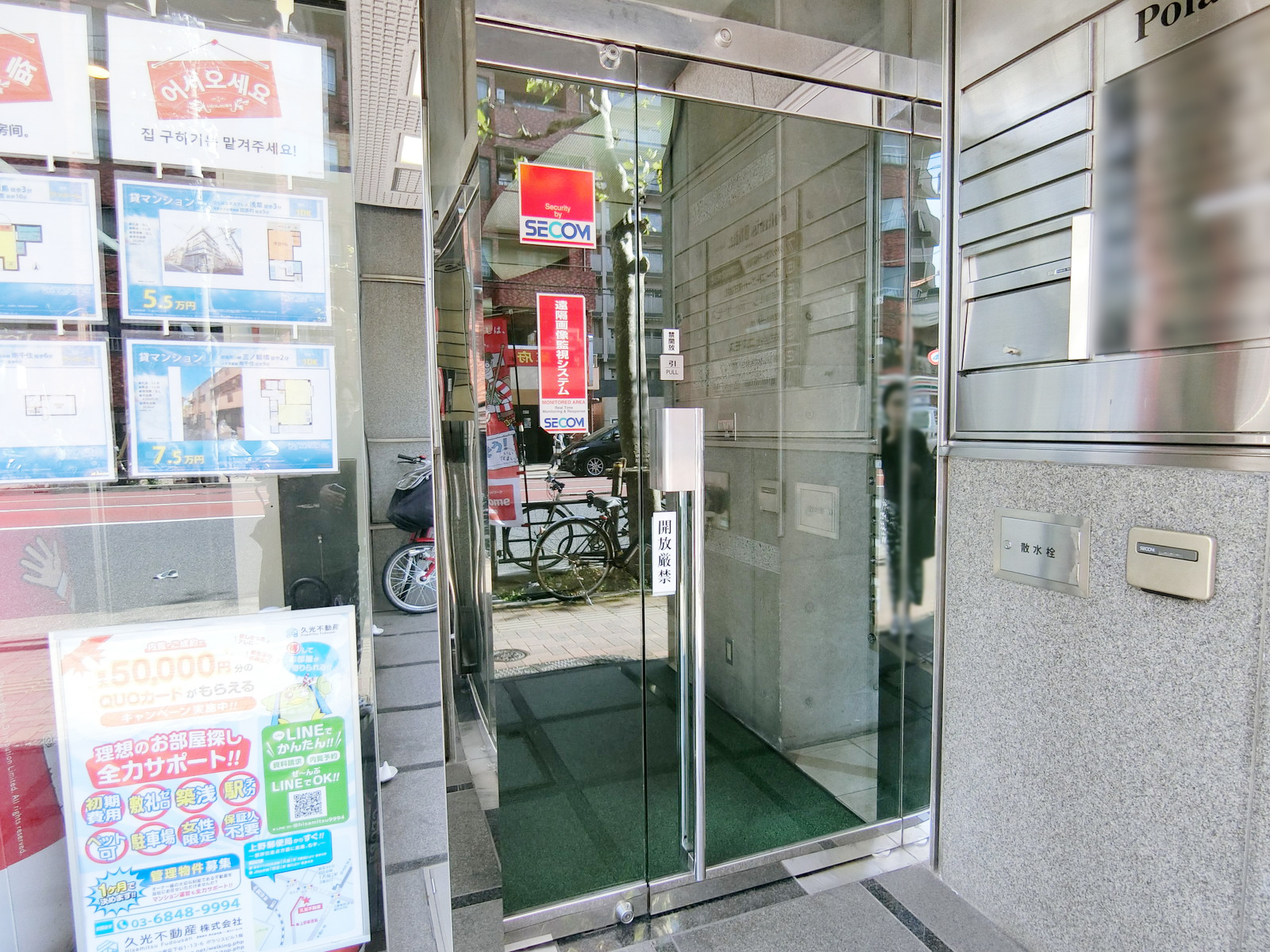 オフィスビル出入口