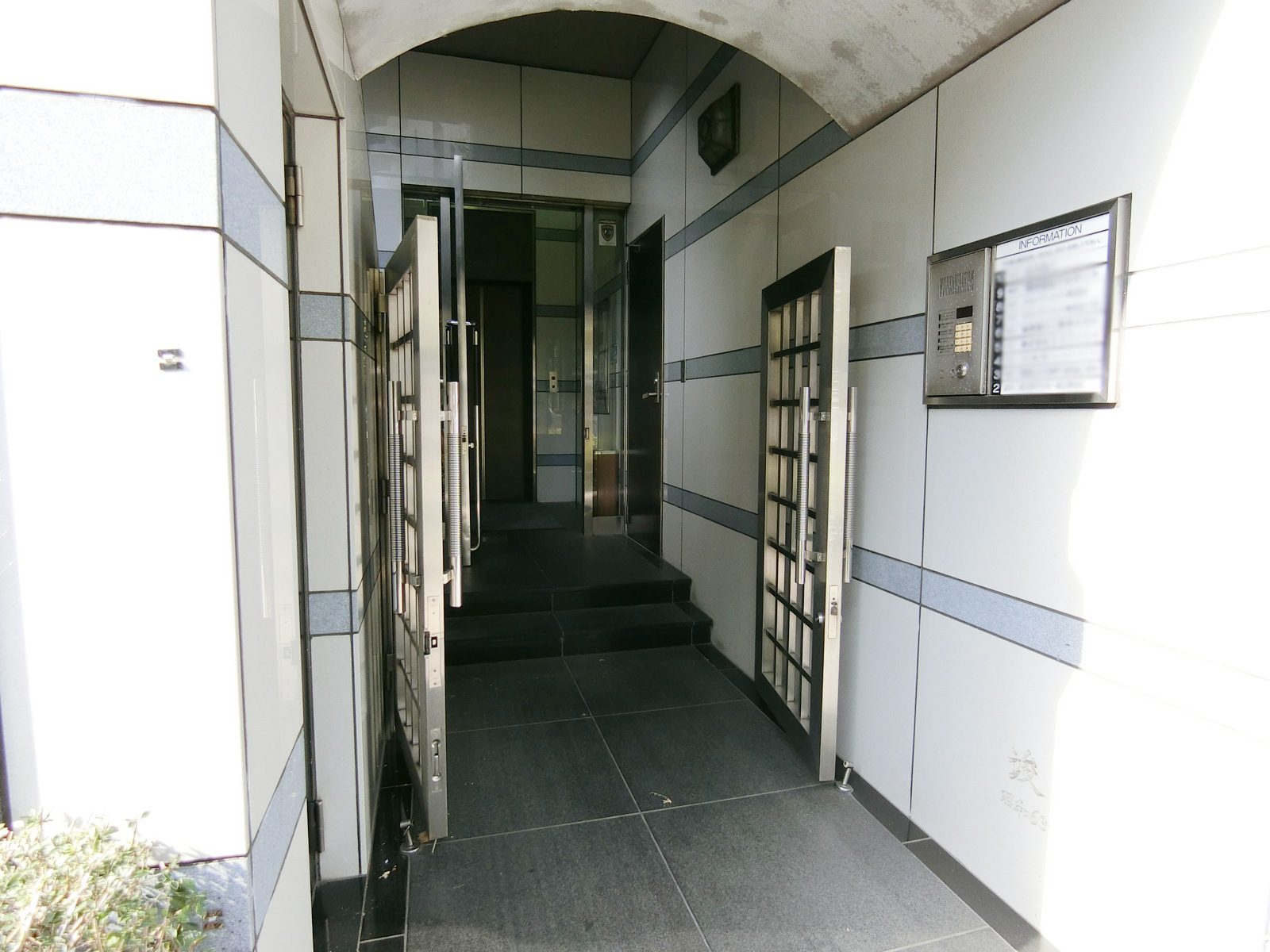 オフィスビル出入口