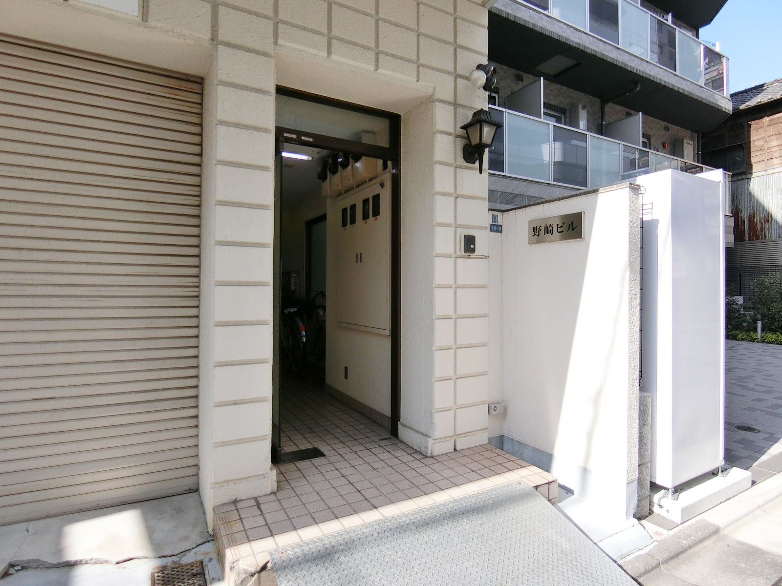 オフィスビル出入口