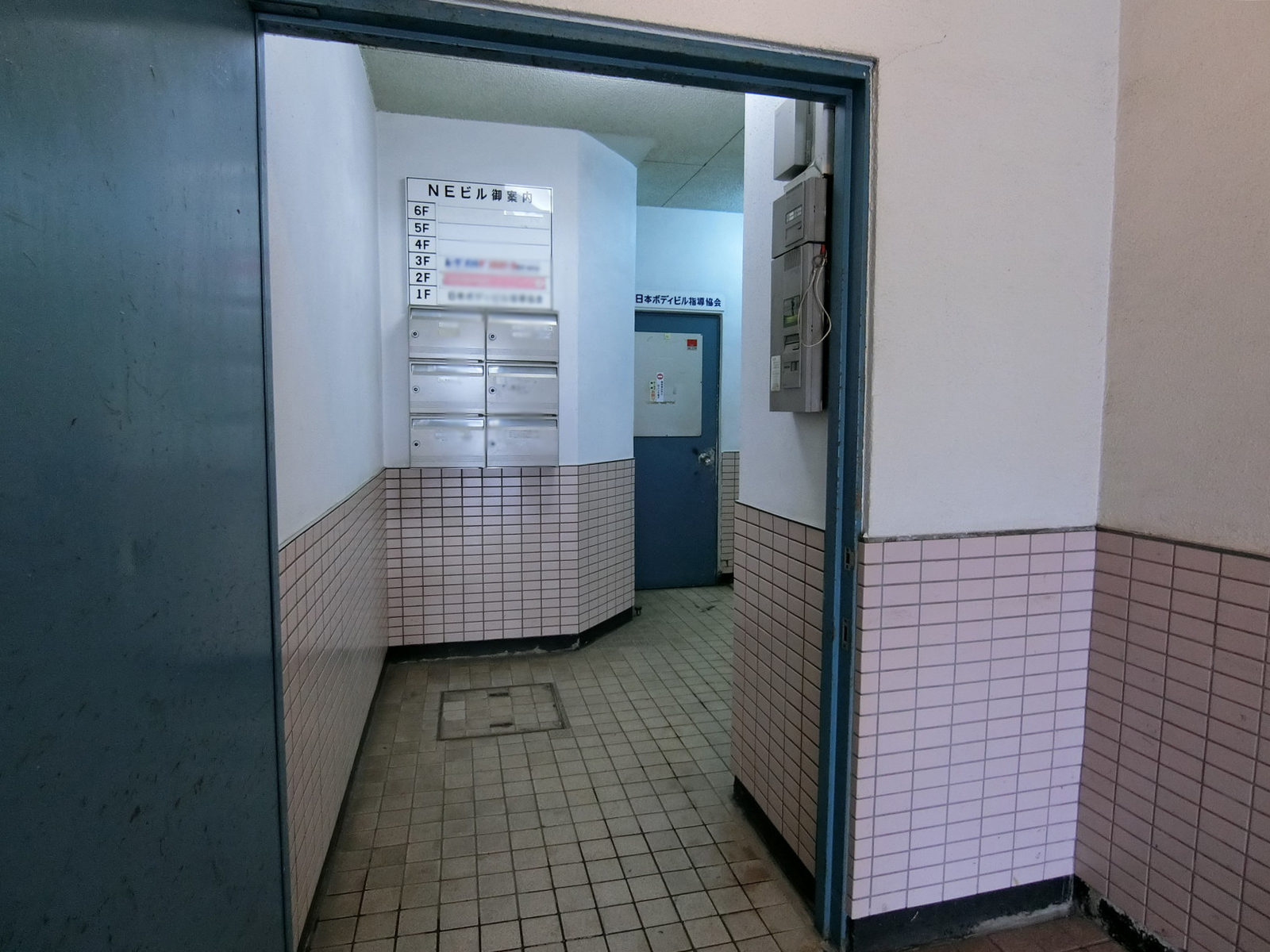 オフィスビル出入口
