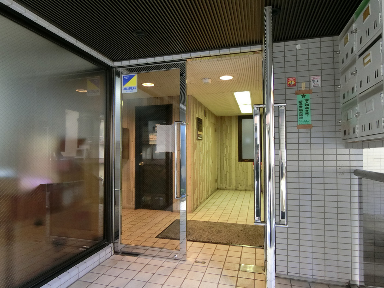 オフィスビル出入口