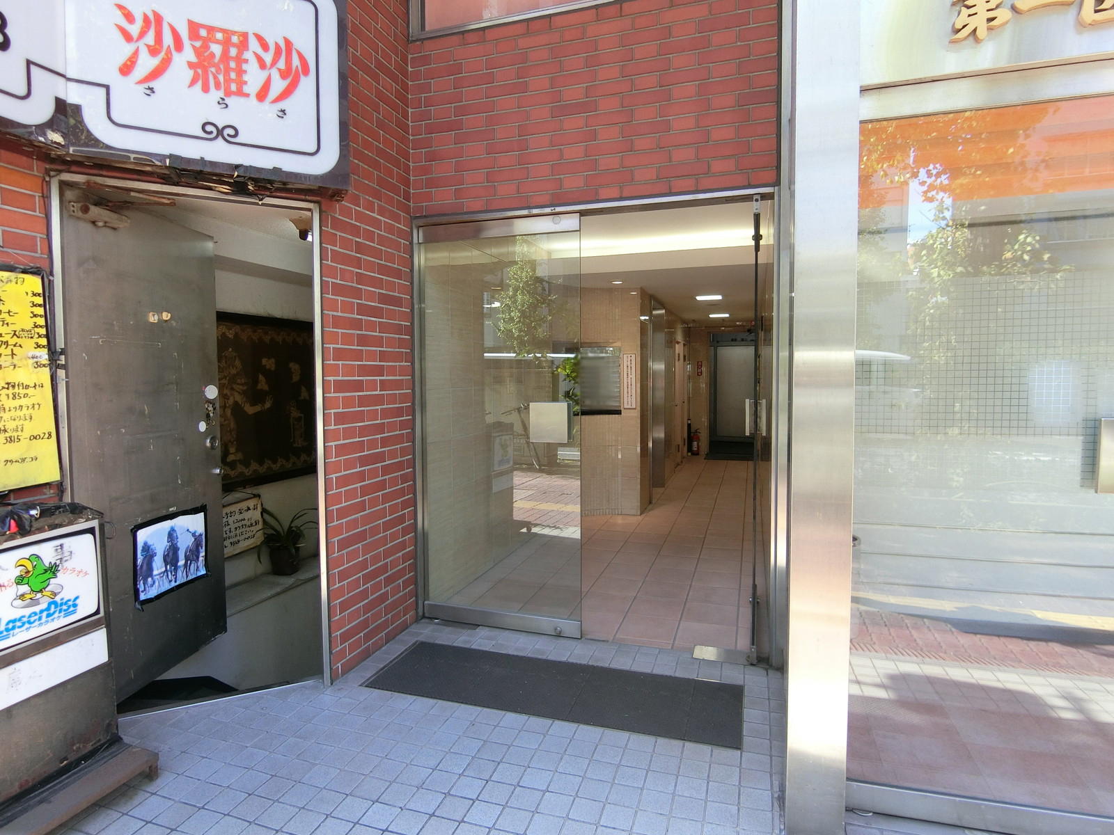 オフィスビル入り口