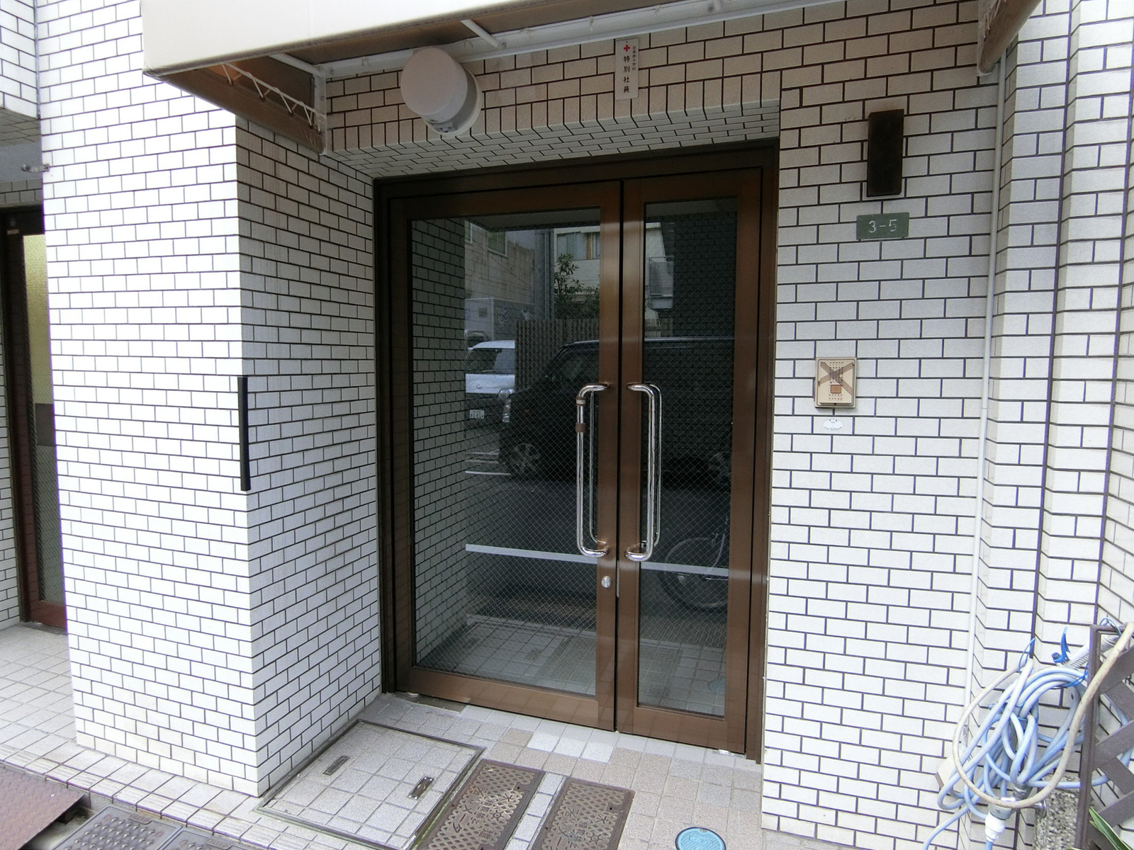 オフィスビル入り口