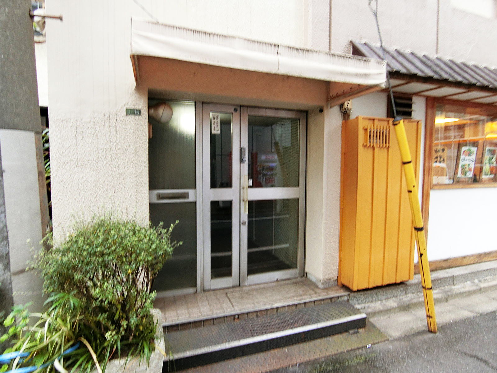オフィスビル入り口