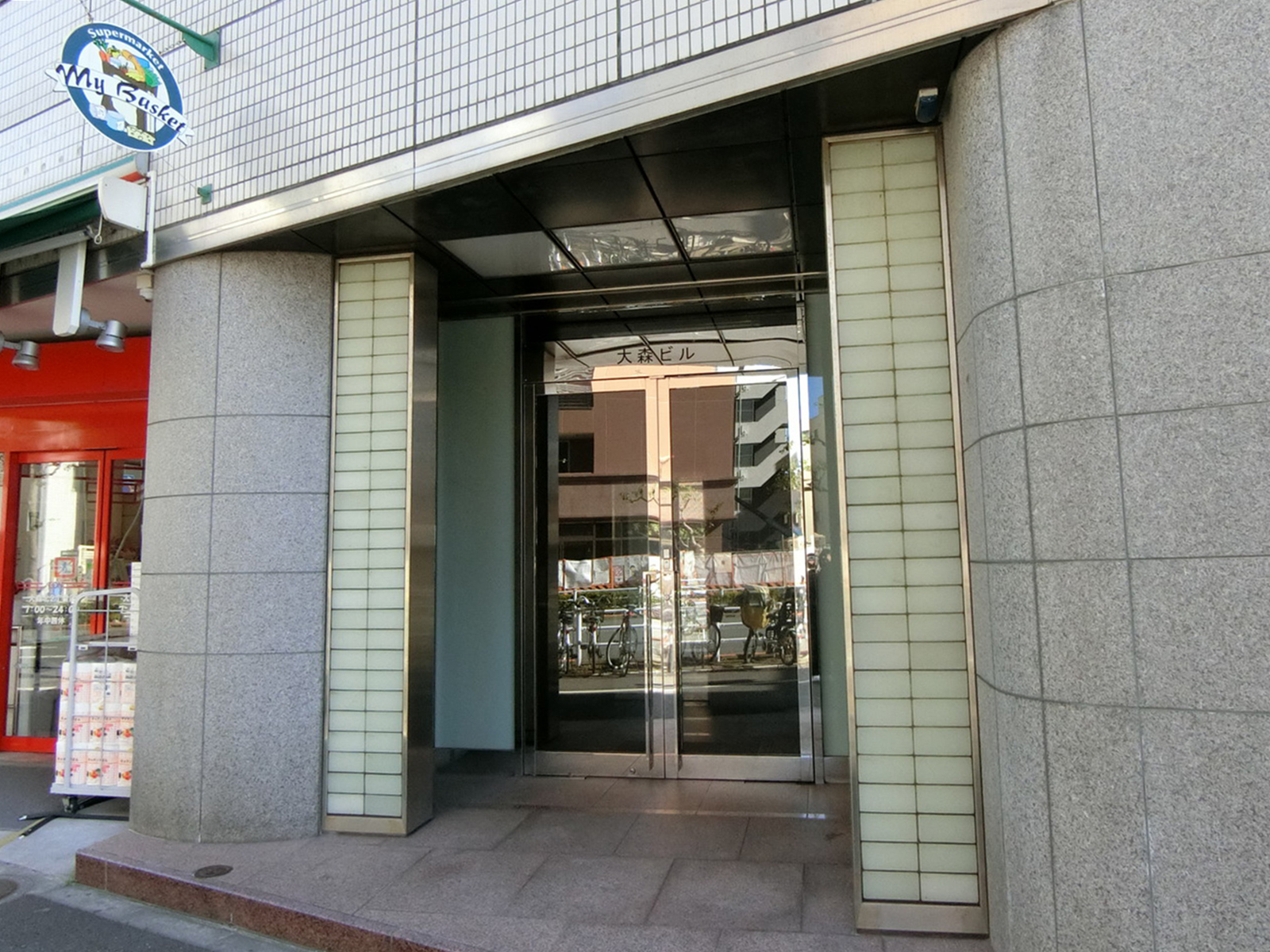 オフィスビル出入口