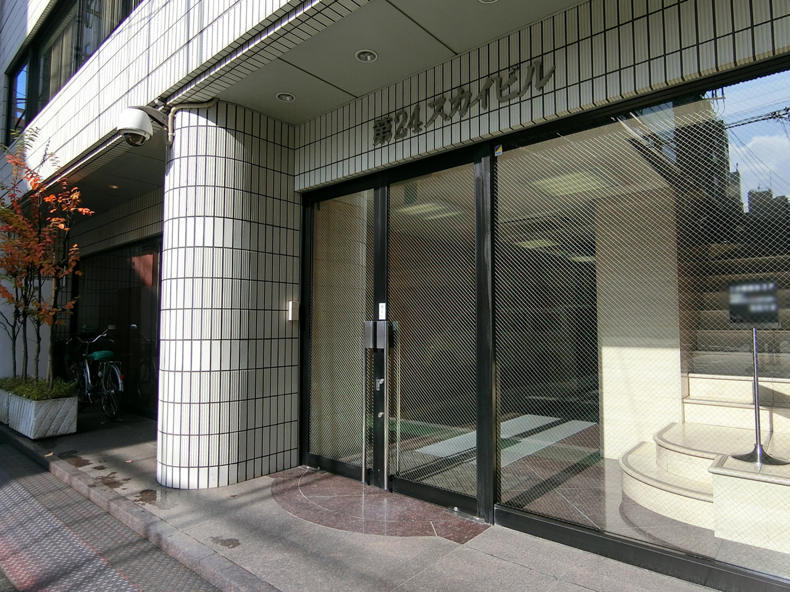 オフィスビル出入口