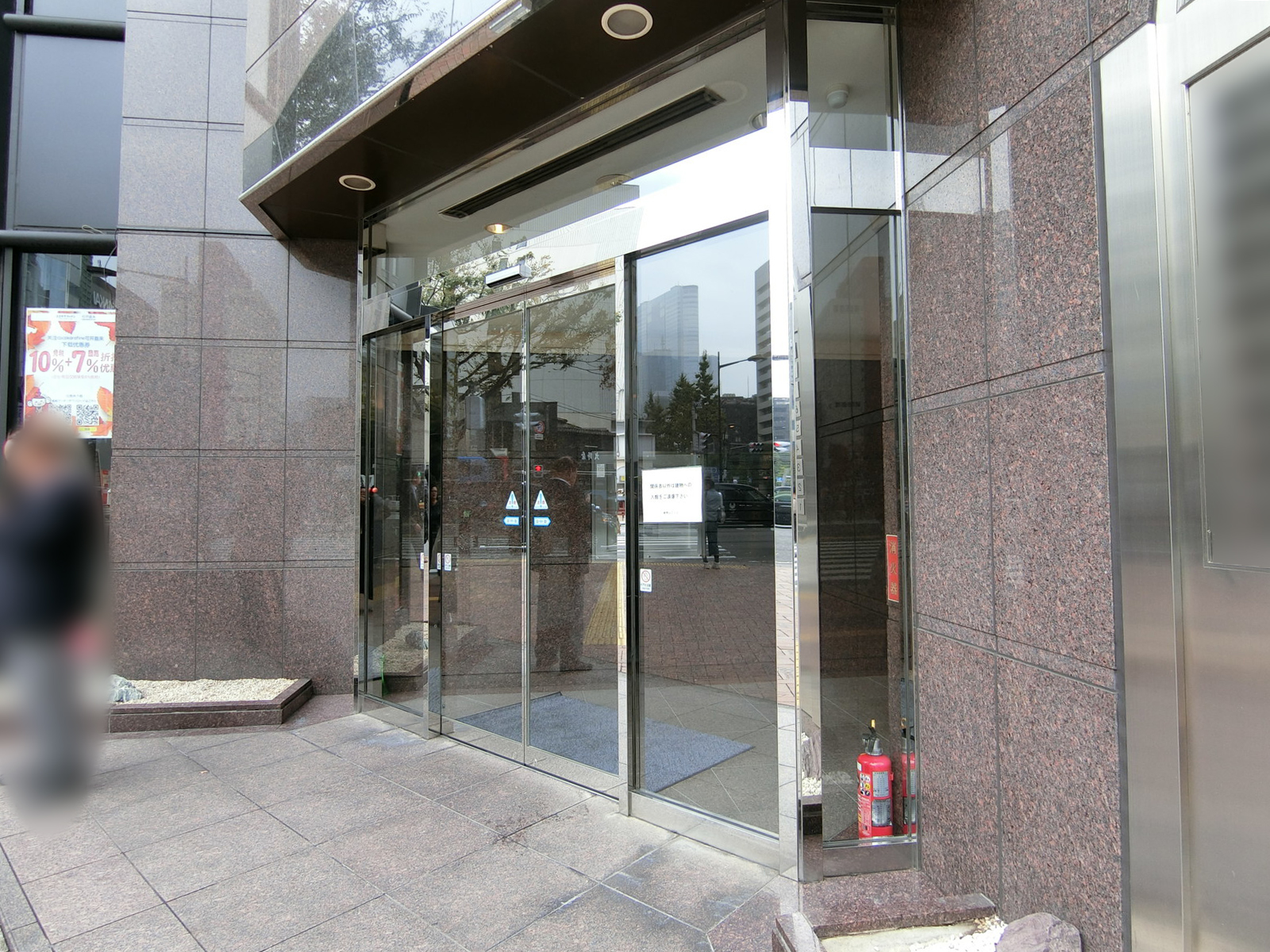 オフィスビル出入口