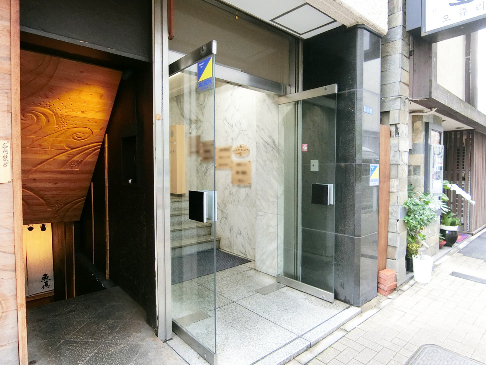 オフィスビル出入口