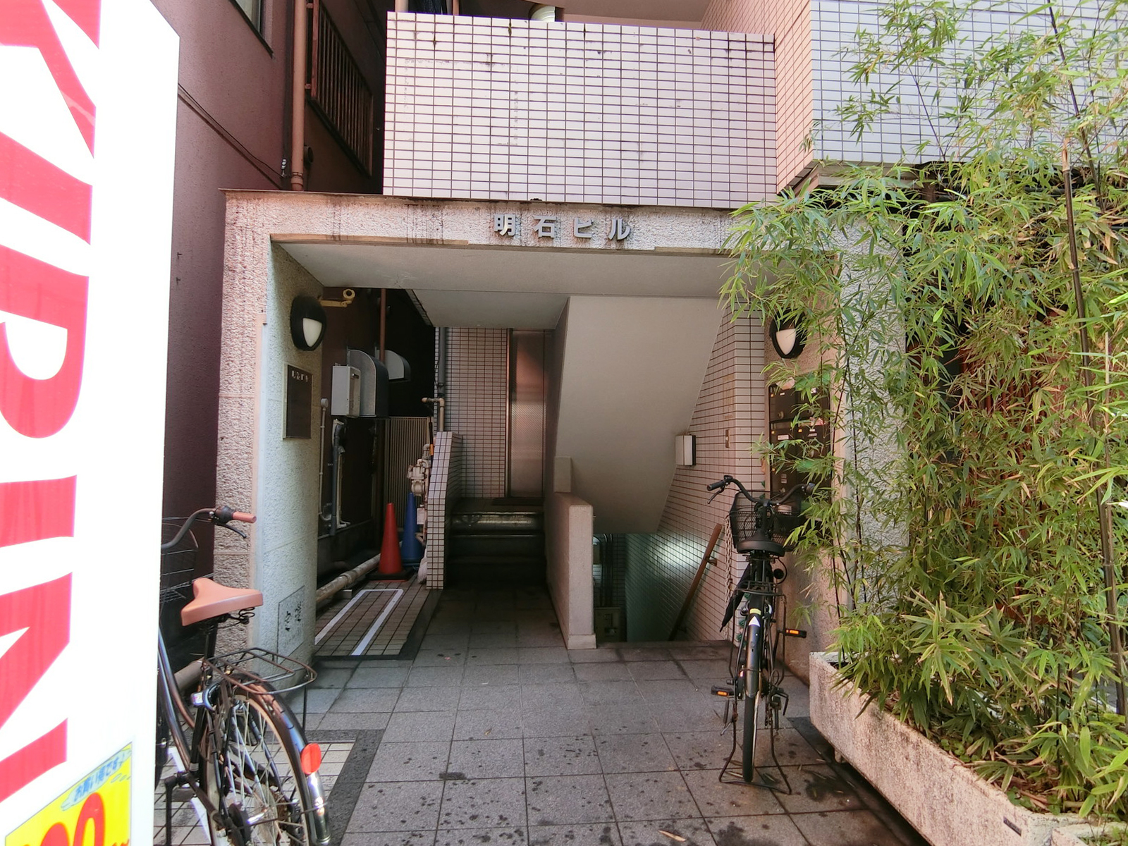 オフィスビル出入口
