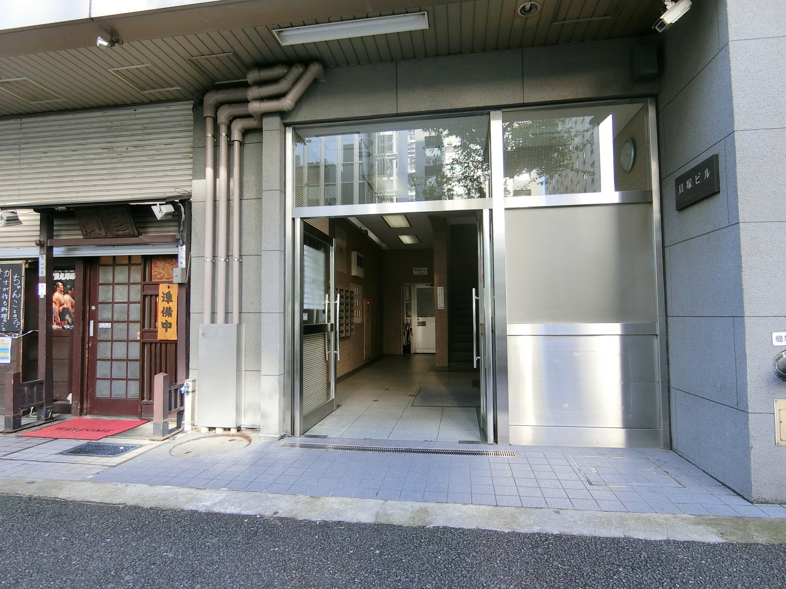 オフィスビル出入口