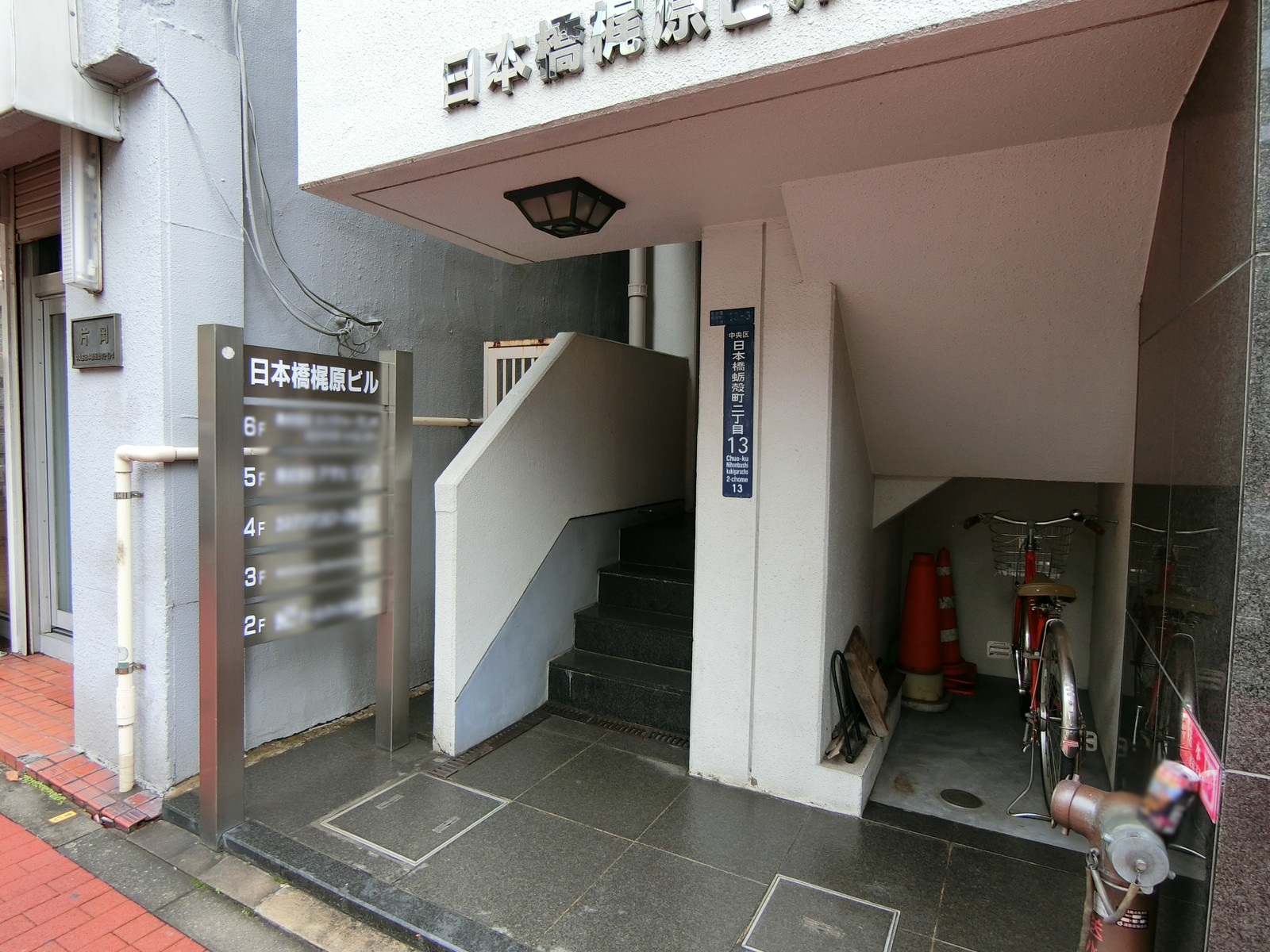 オフィスビル出入口