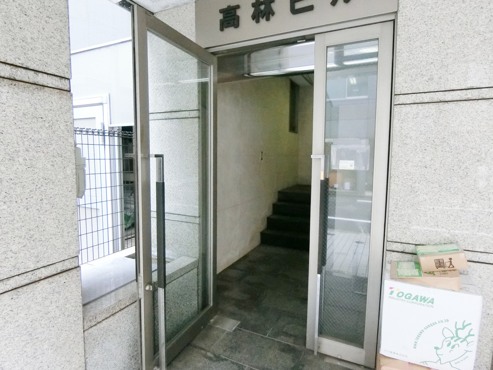 オフィスビル出入口