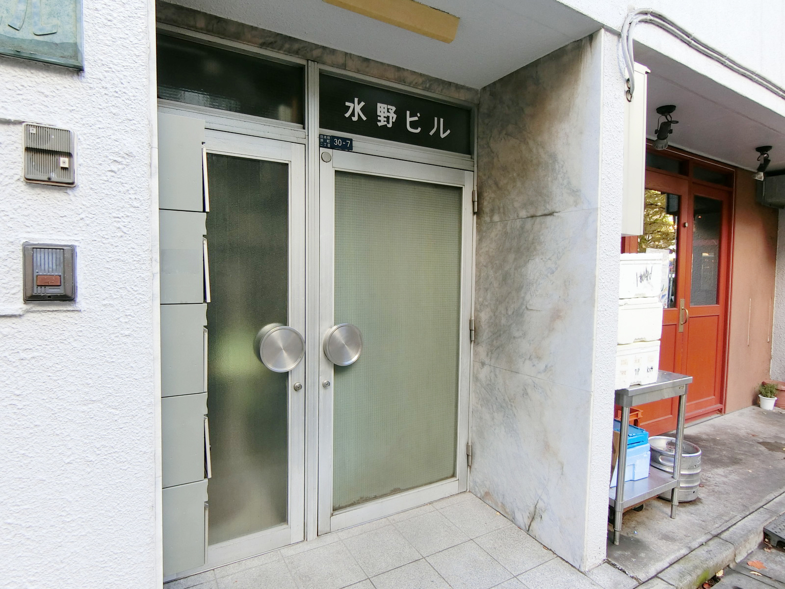 オフィスビル出入口