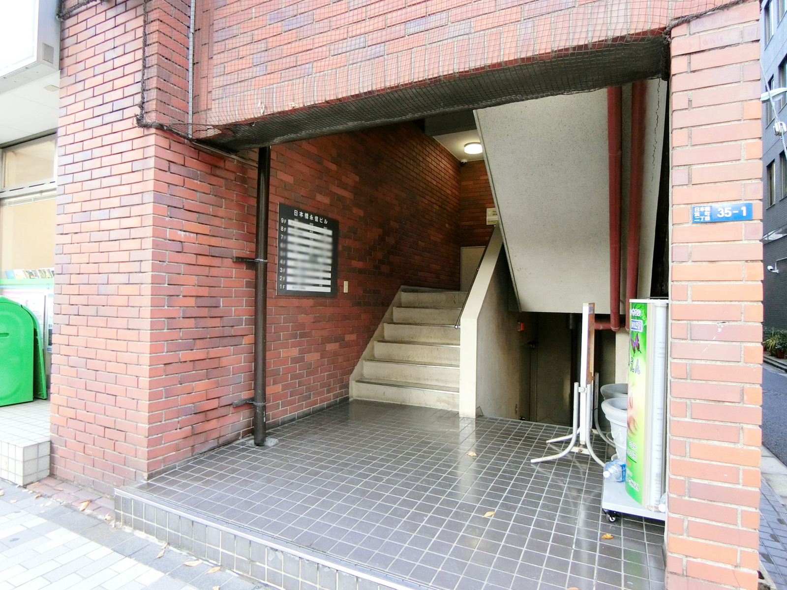 オフィスビル出入口