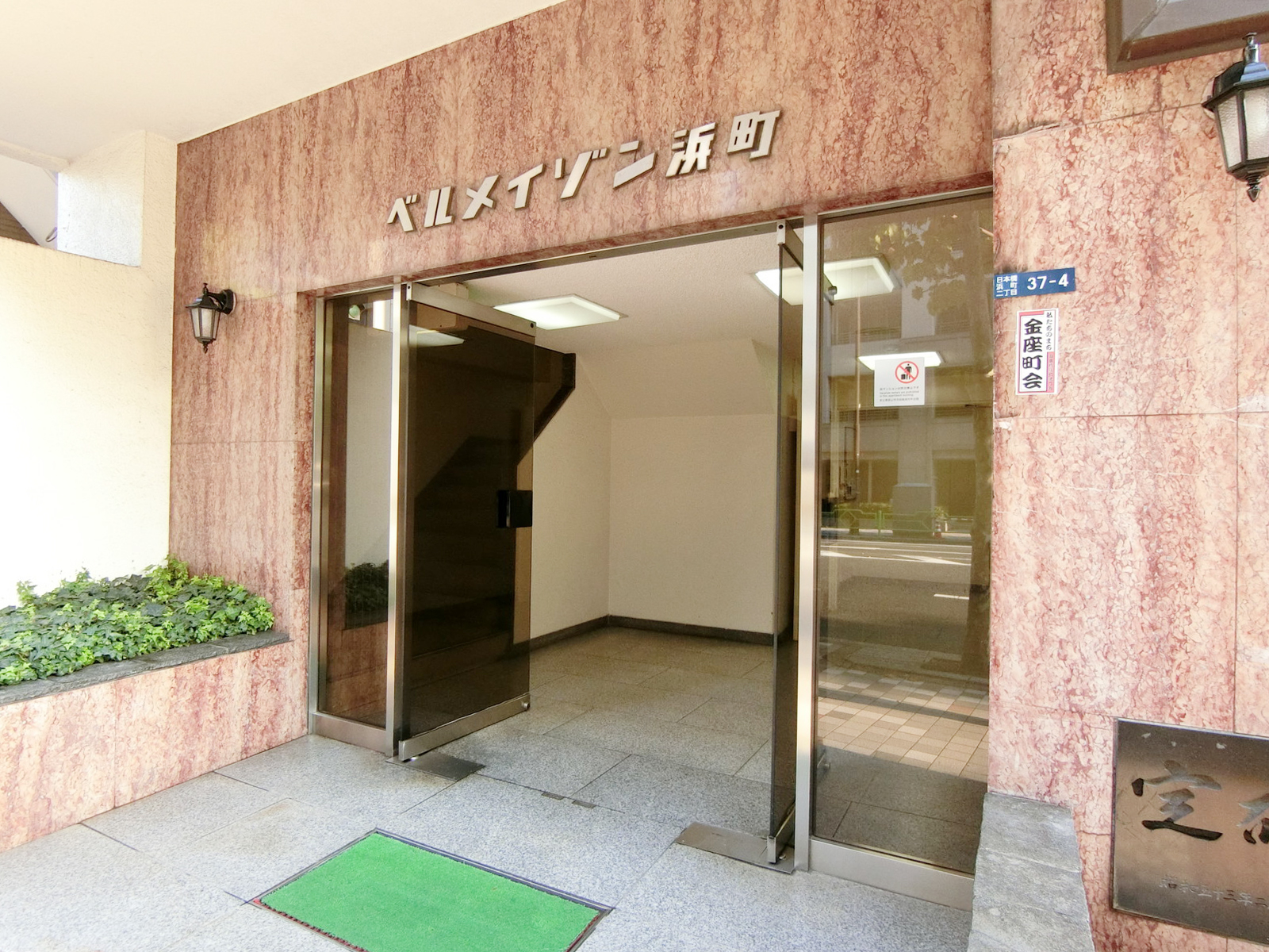 オフィスビル出入口