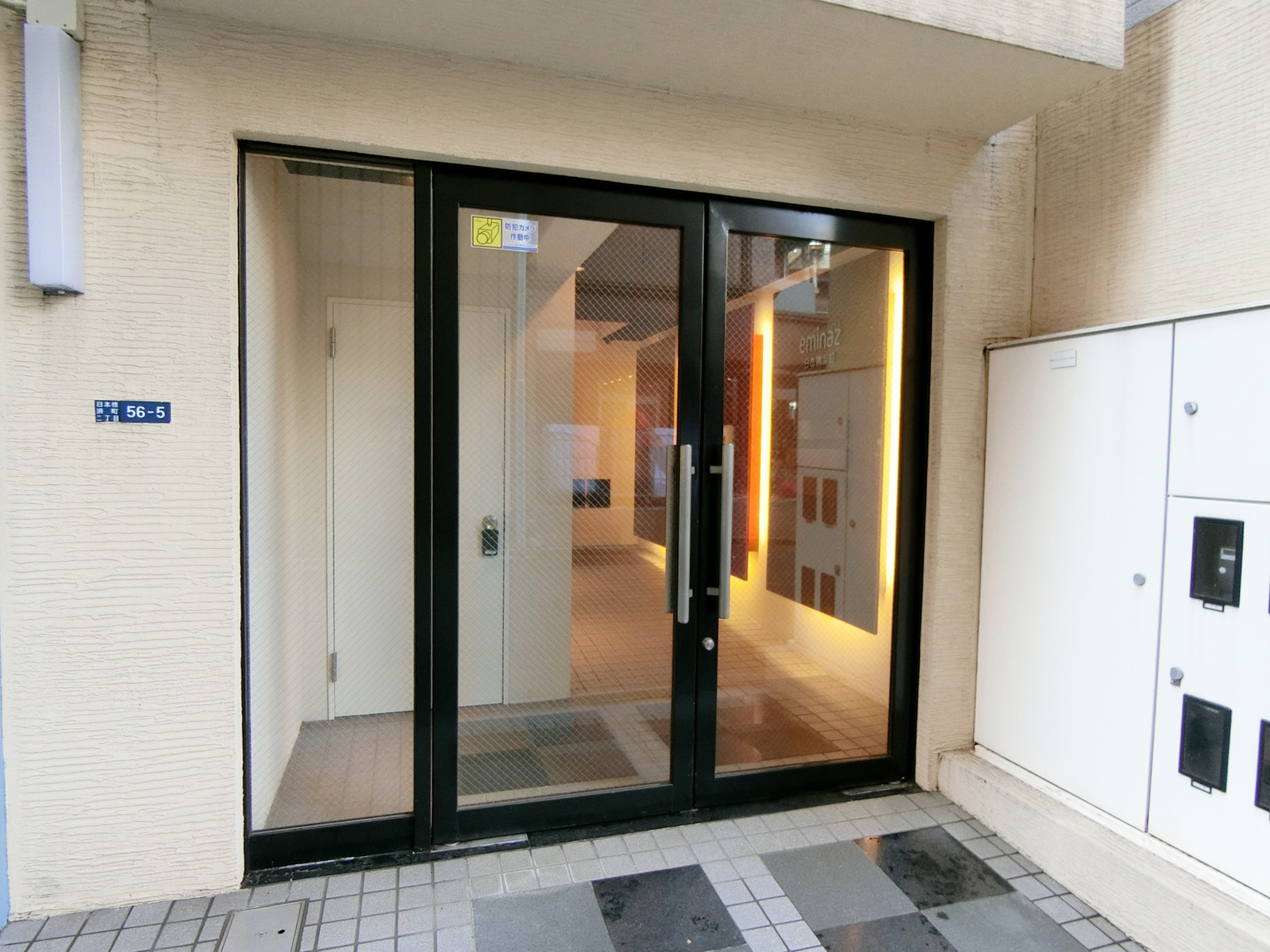 オフィスビル入り口