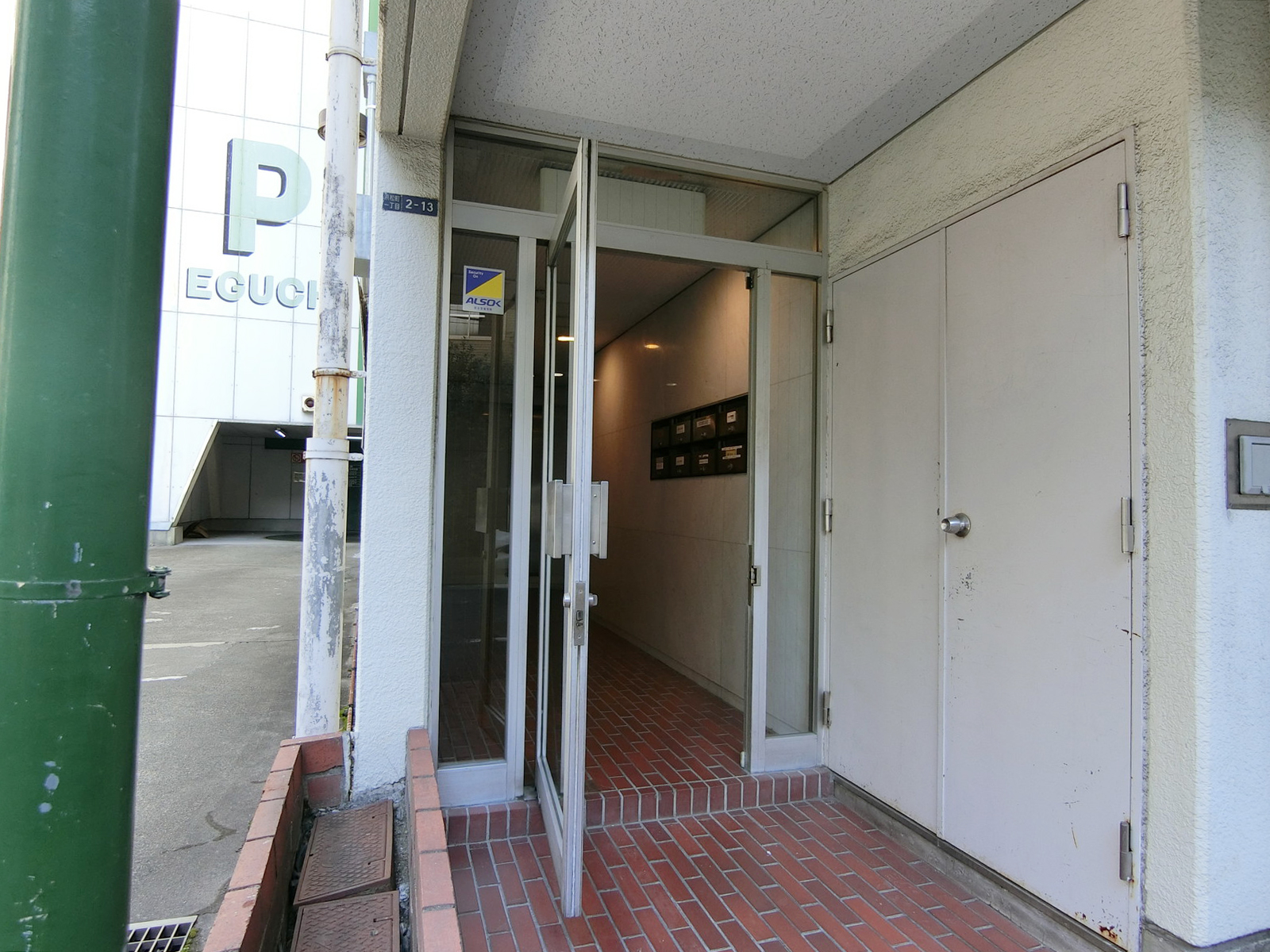 オフィスビル出入口