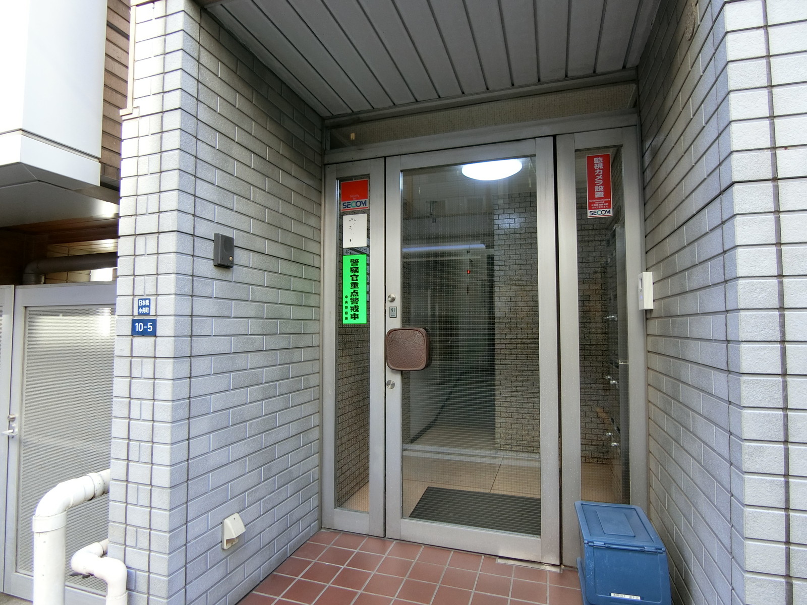 オフィスビル入り口