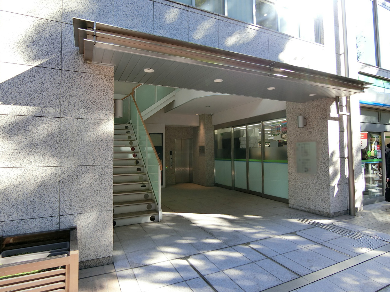 オフィスビル入り口