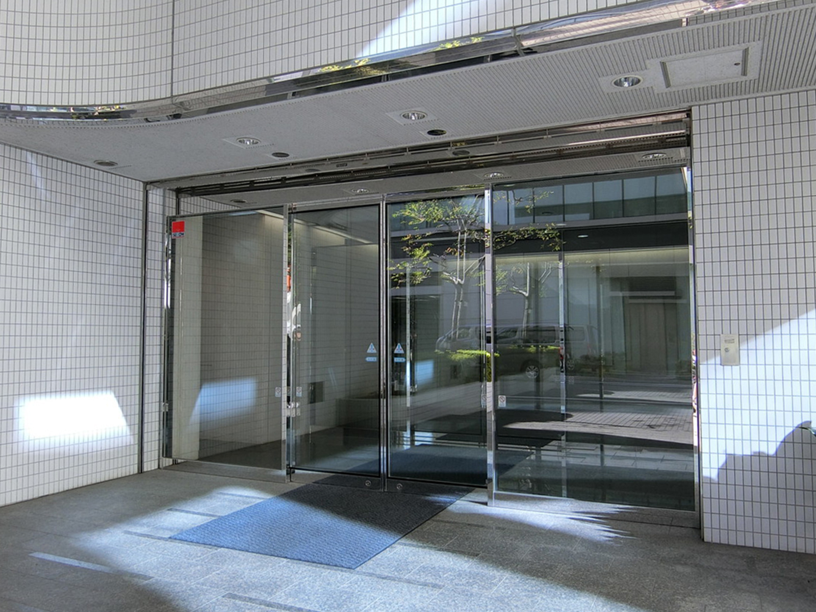 オフィスビル出入口