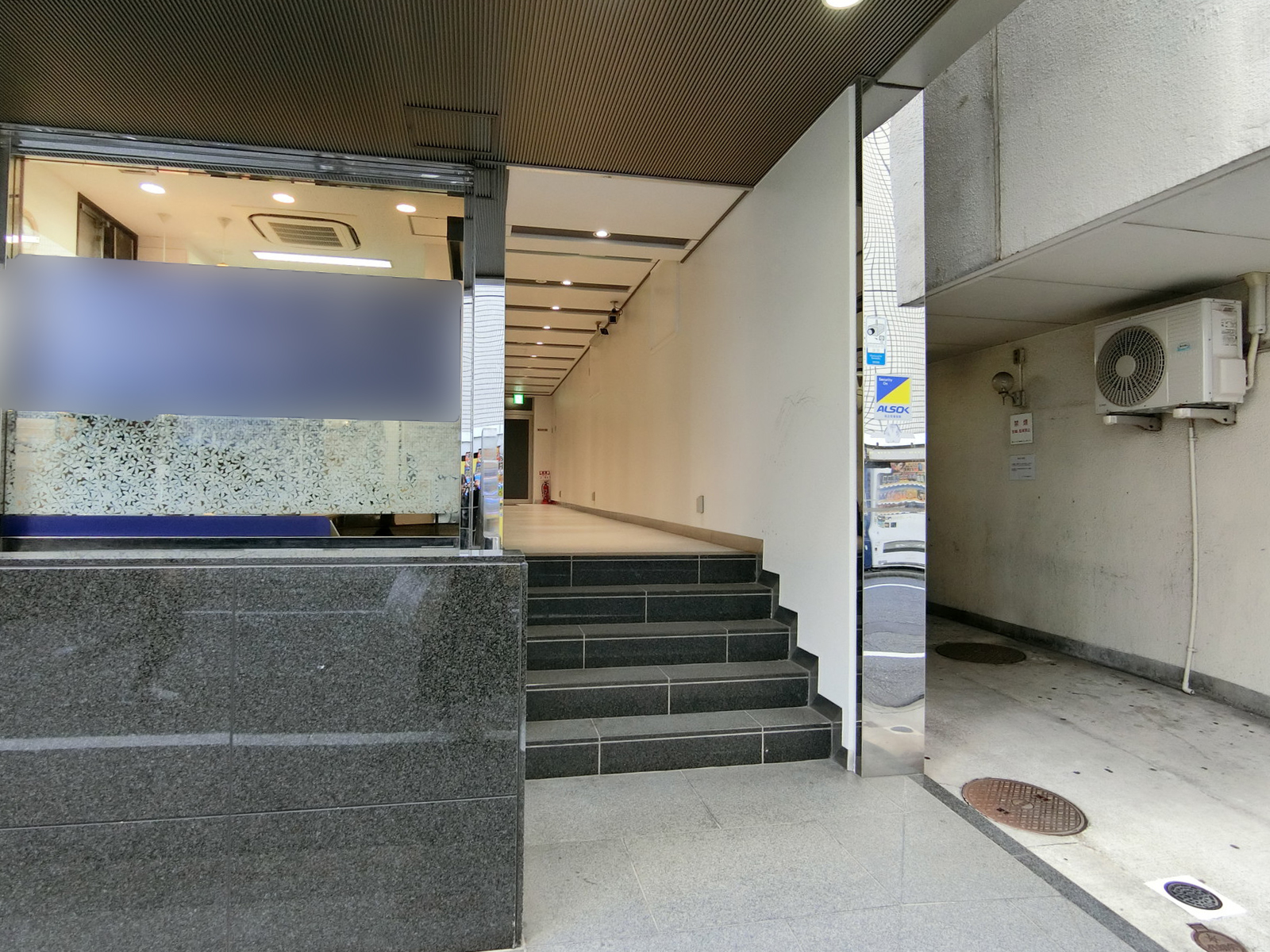 オフィスビル出入口