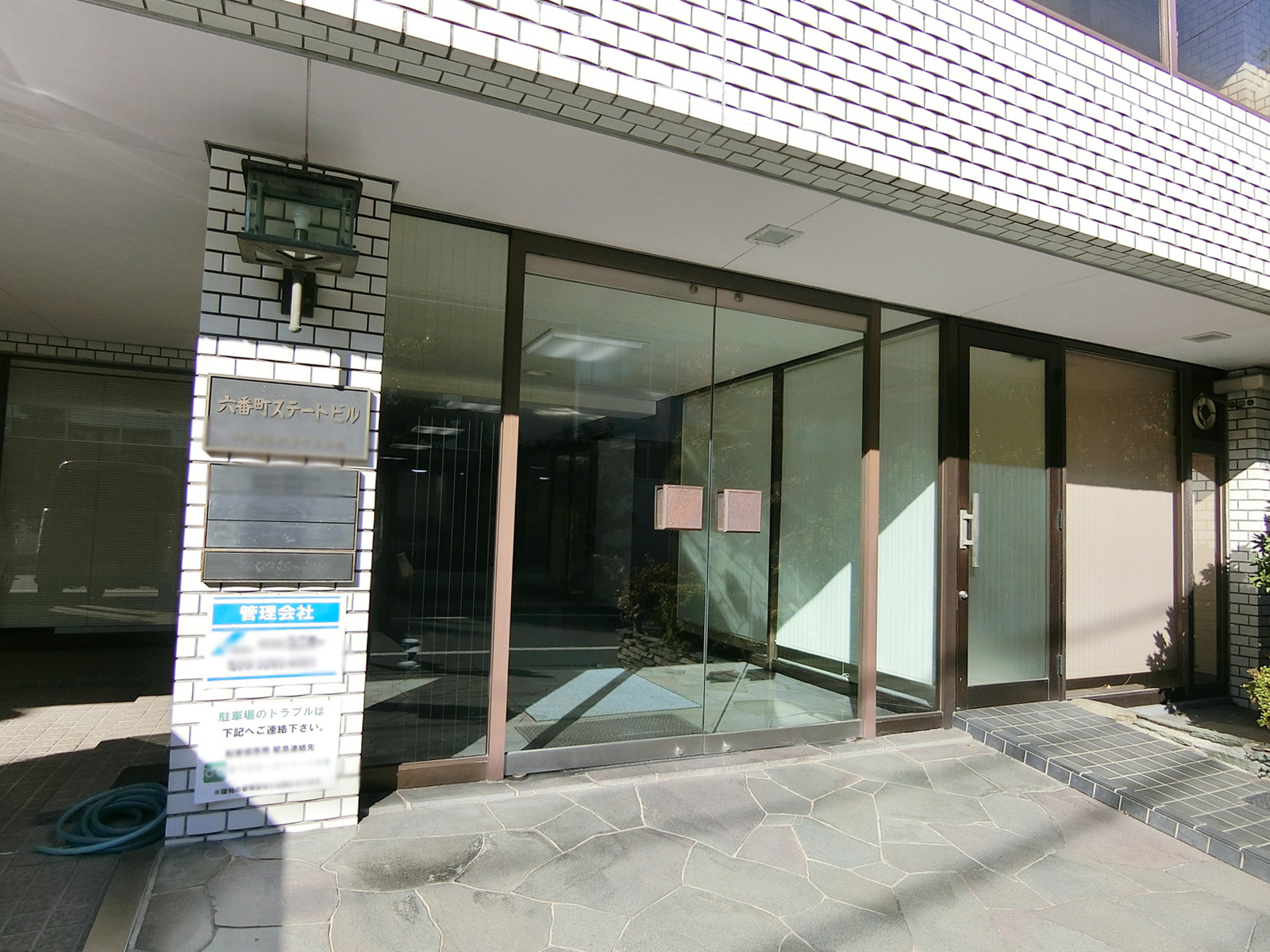 オフィスビル出入口