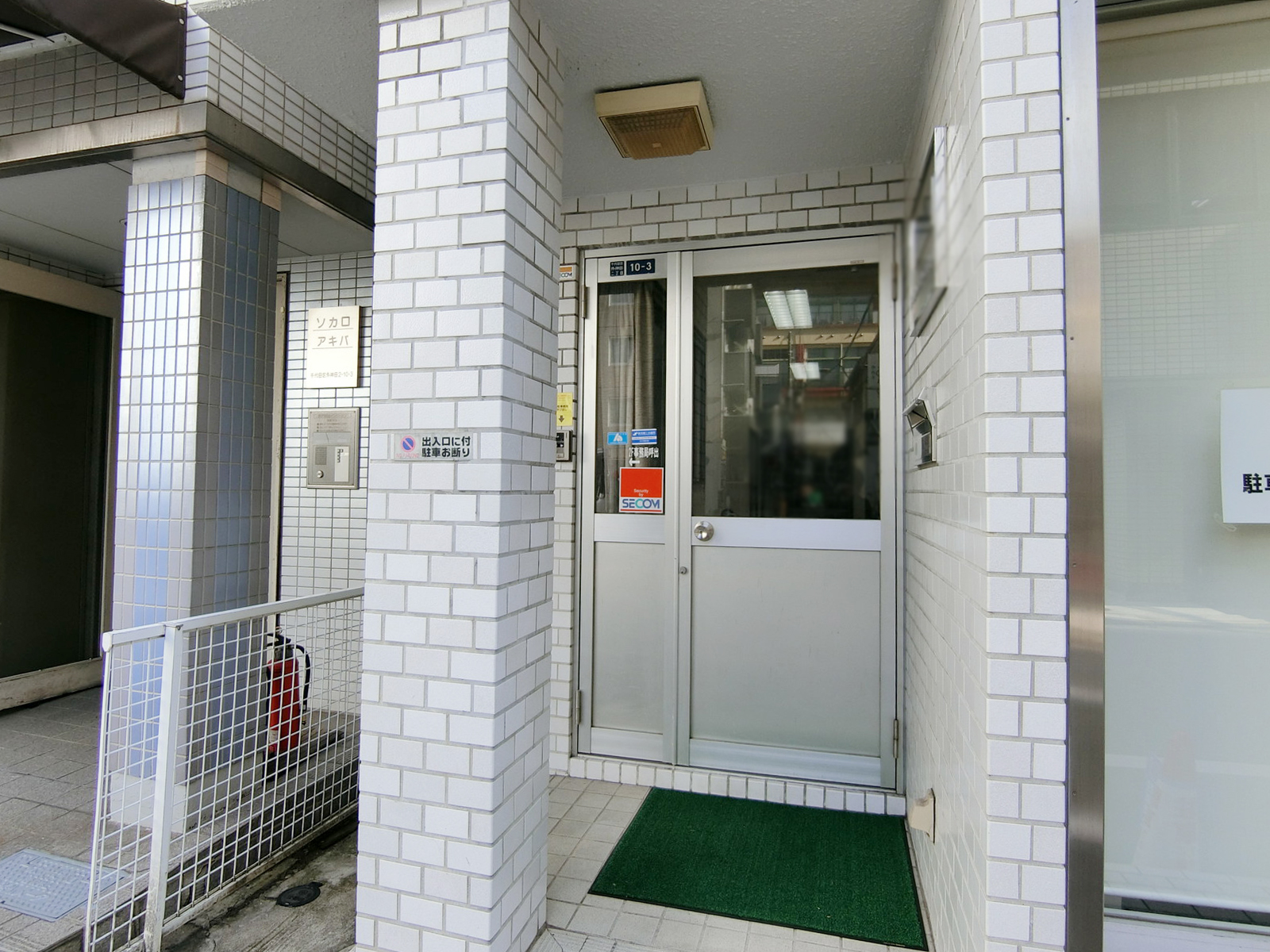 オフィスビル出入口